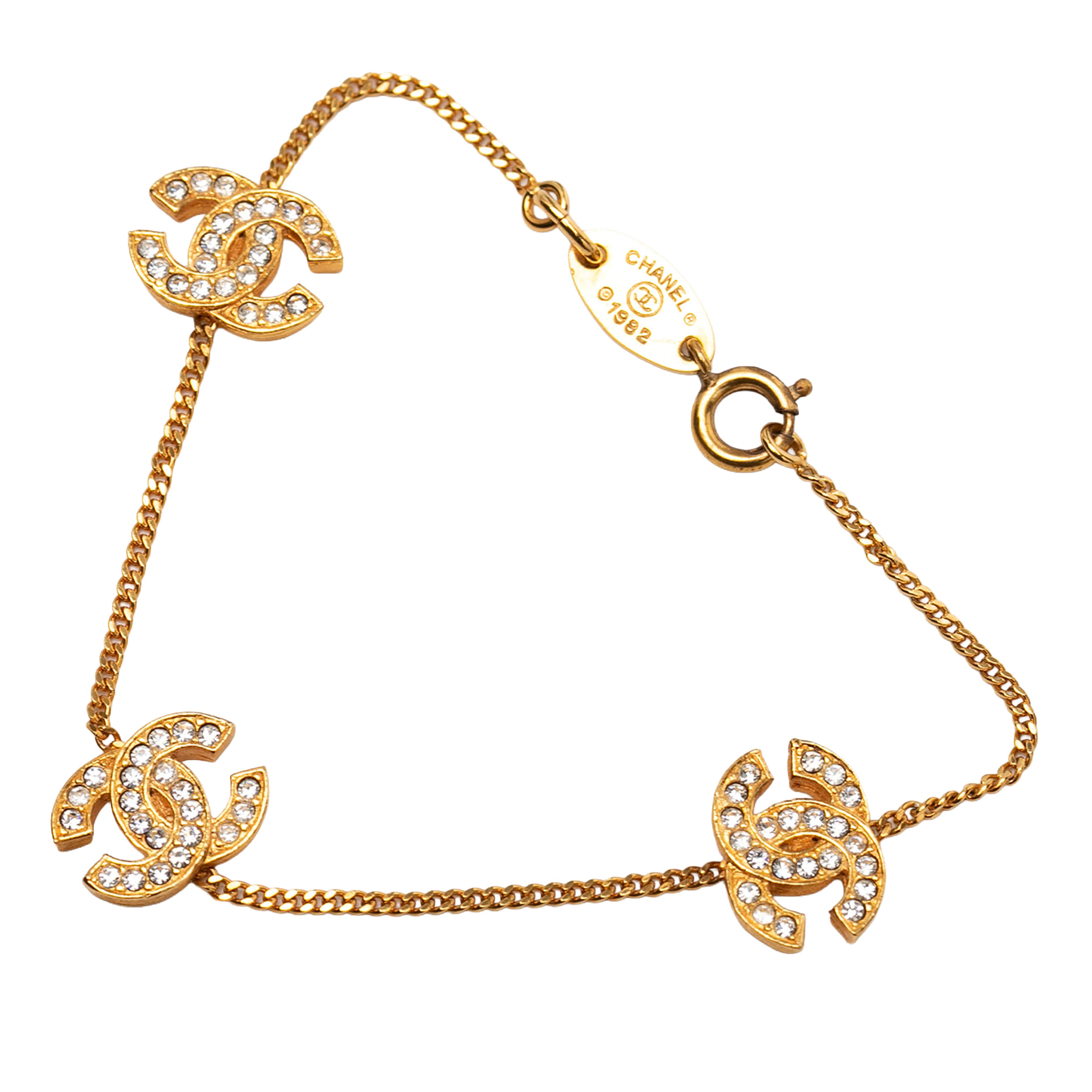 Chanel Triple Cc Gold Plated Strass Bracelet, från Luxclusif, i färgen guld. Klicka för att öppna bilden i stort format