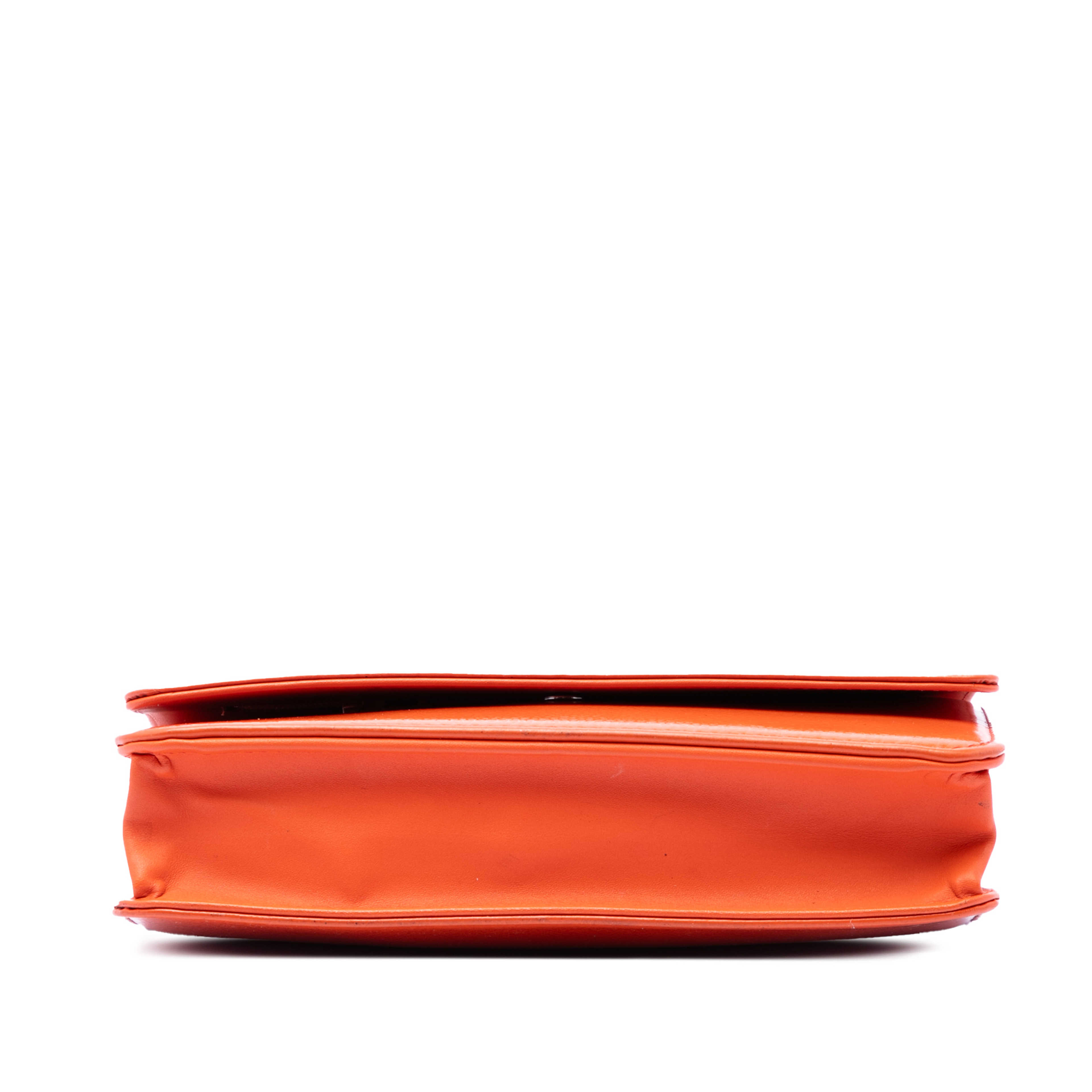 Chanel Cc Patent Caviar Wallet On Chain, från Luxclusif, i färgen orange. Klicka för att öppna bilden i stort format