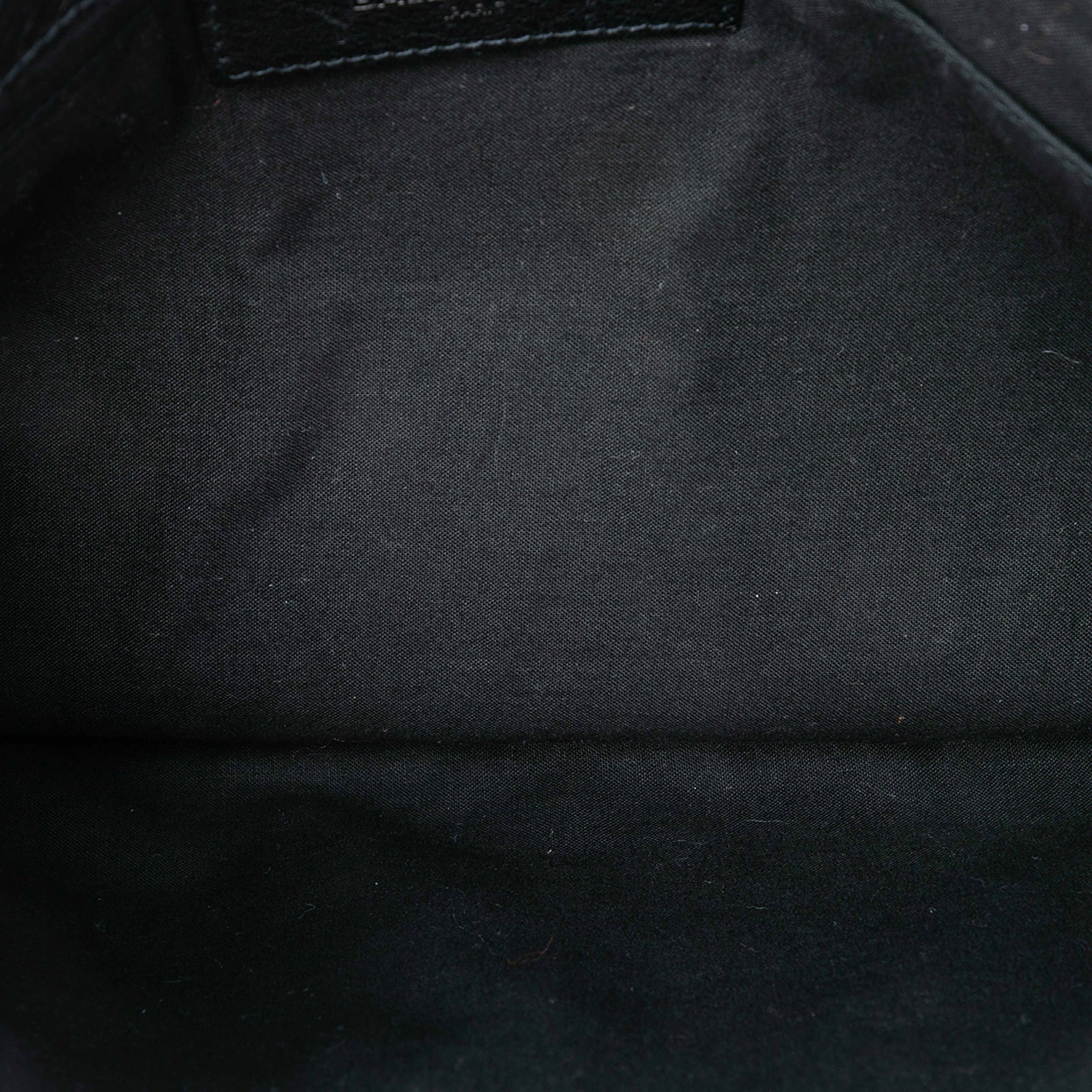 Balenciaga Lambskin Motocross Classic Clip L Clutch, från Luxclusif, i färgen black. Klicka för att öppna bilden i stort format