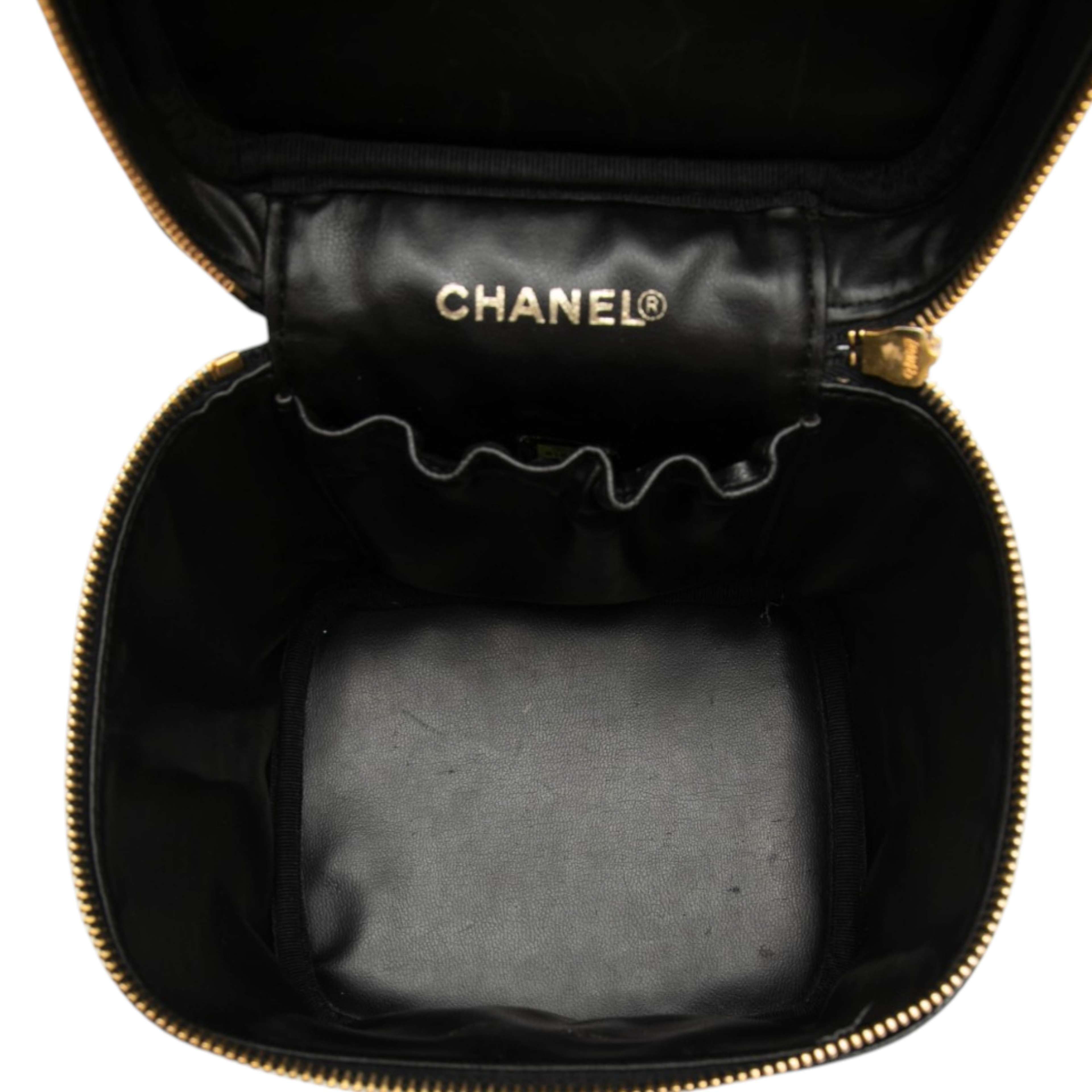 Chanel Cc Caviar Vanity Bag, från Luxclusif, i färgen black. Klicka för att öppna bilden i stort format