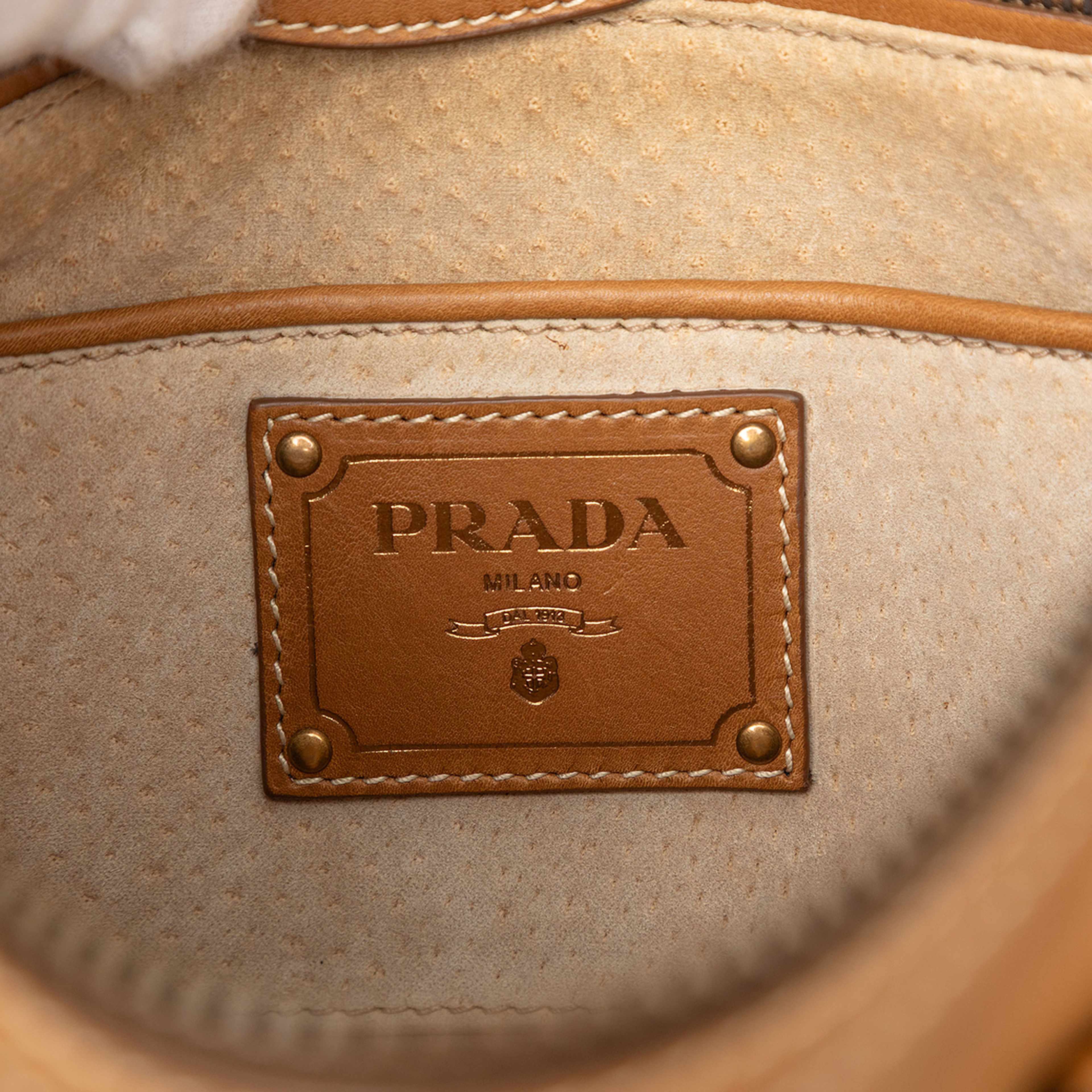 Prada Soft Calf Satchel, från Luxclusif, i färgen camel. Klicka för att öppna bilden i stort format