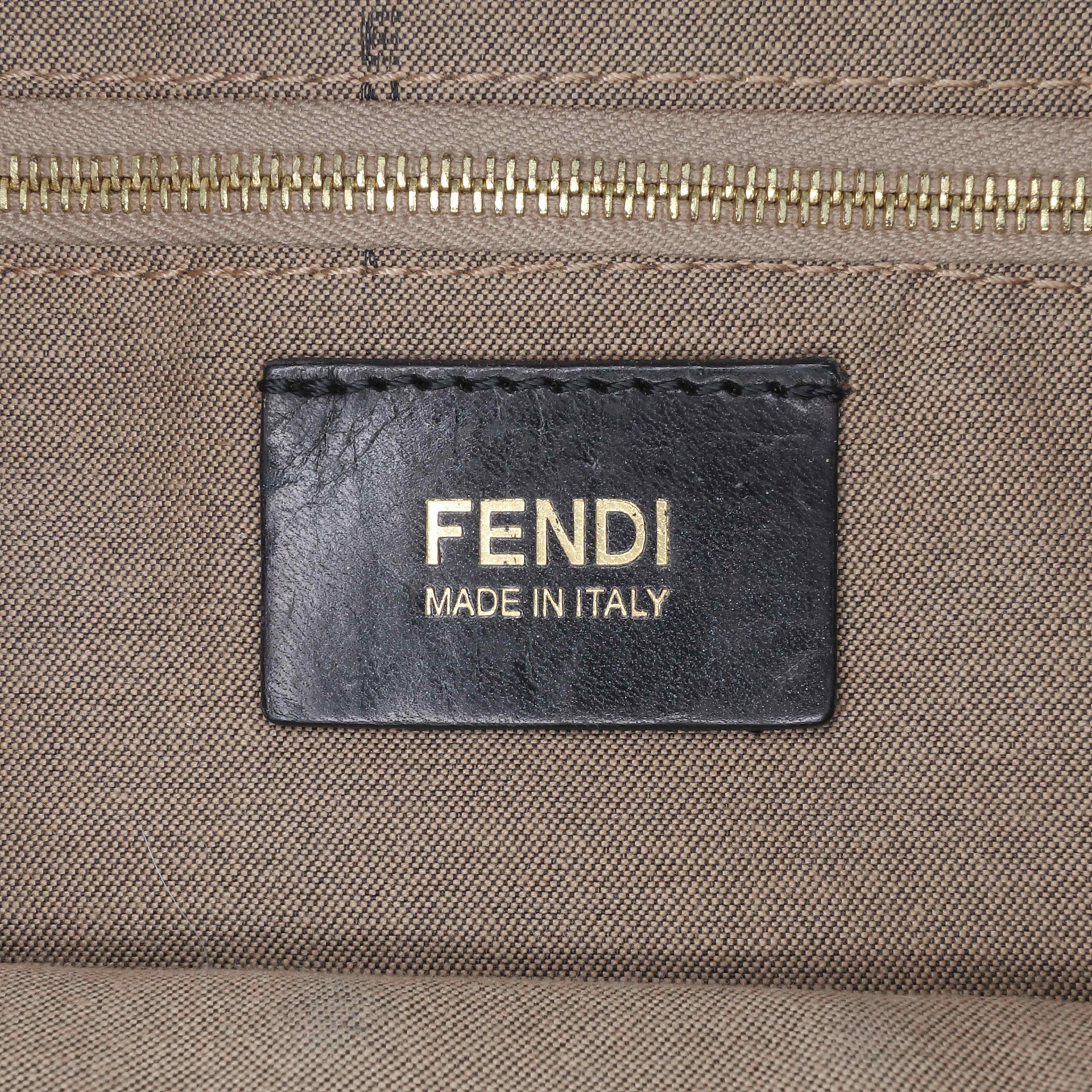 Fendi Leather Chain Baguette, från Luxclusif, i färgen white. Klicka för att öppna bilden i stort format