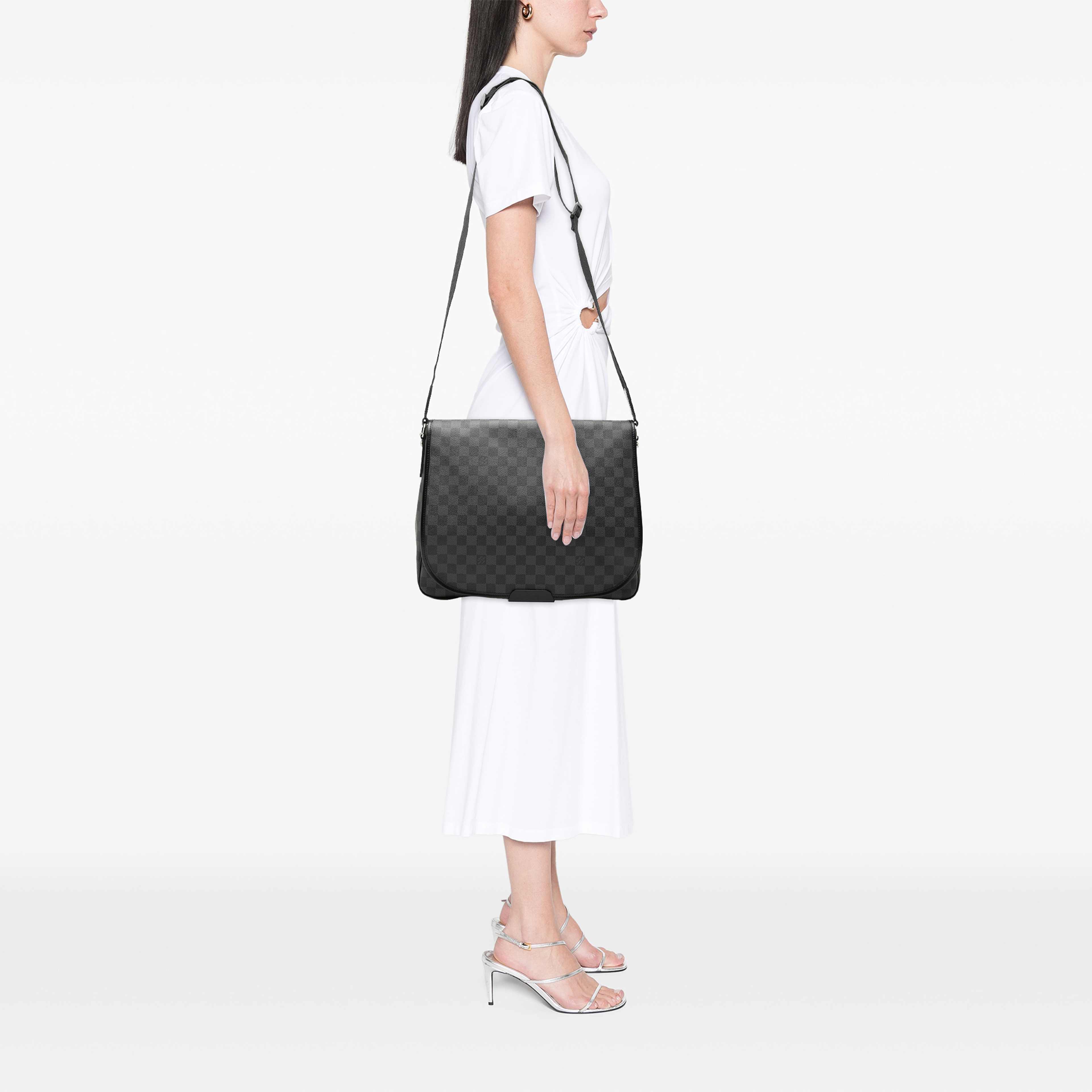 Louis Vuitton Damier Graphite Daniel Gm, från Luxclusif, i färgen svart. Klicka för att öppna bilden i stort format