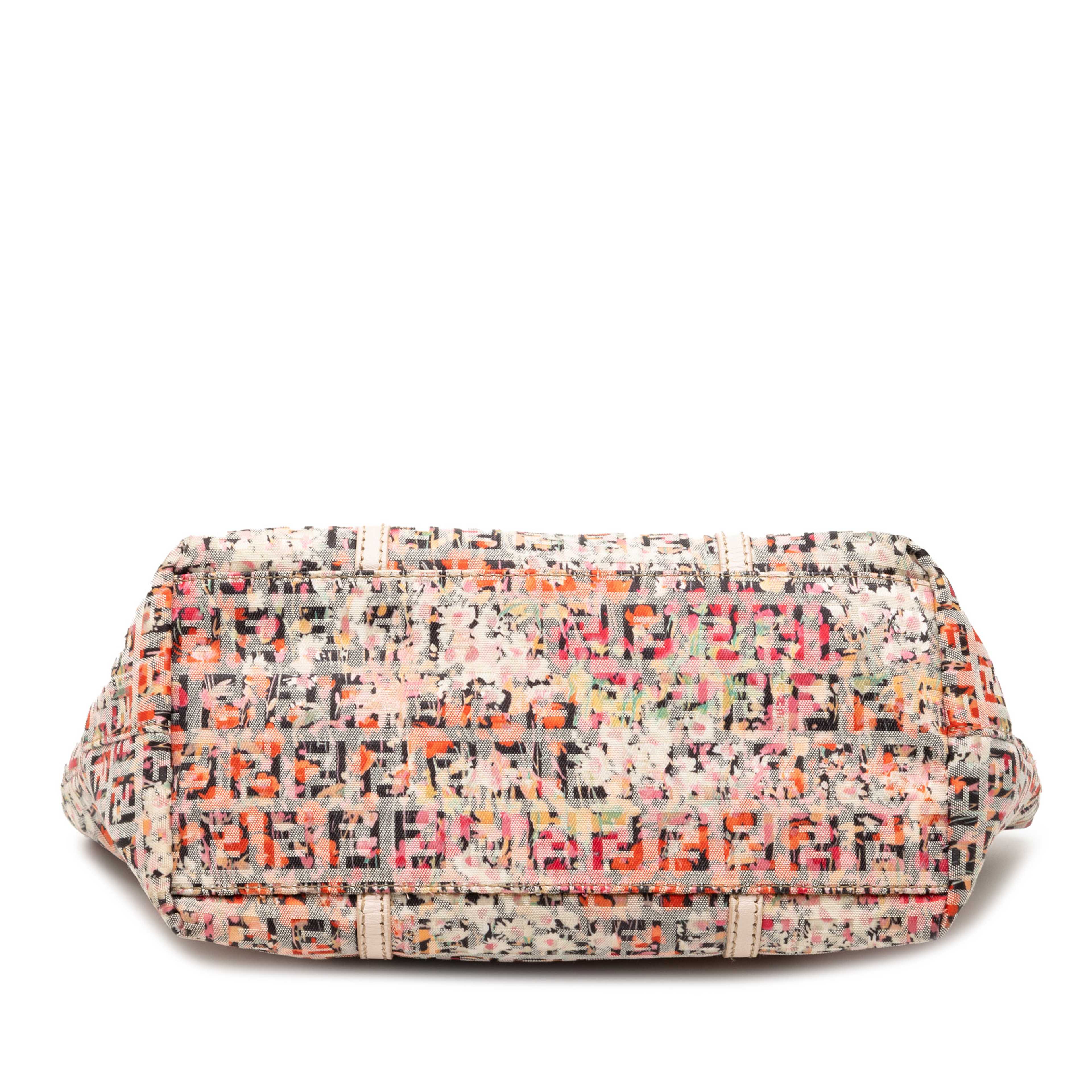 Fendi Mini Zucchino Canvas Floral Superstar Tote, från Luxclusif, i färgen pink. Klicka för att öppna bilden i stort format