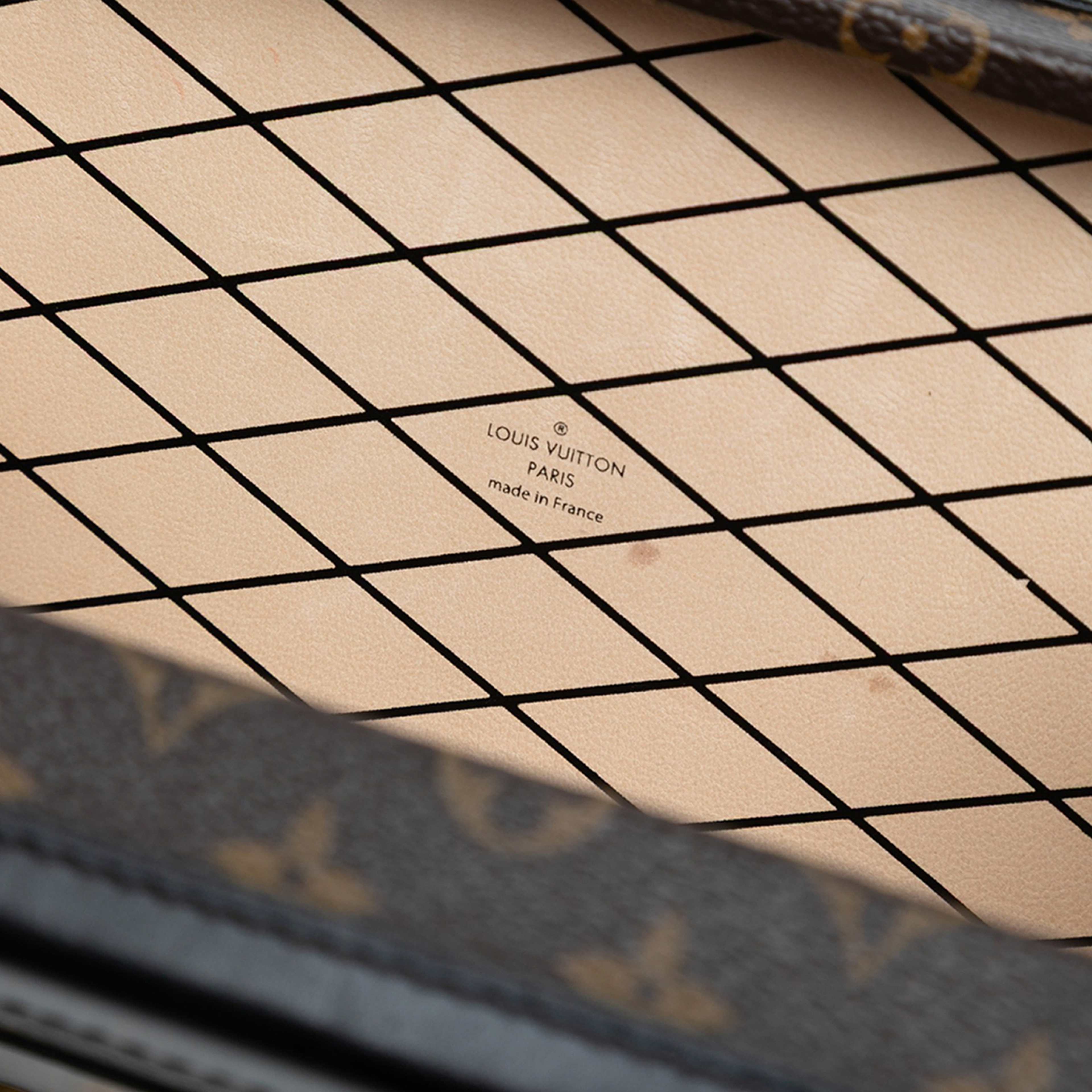 Louis Vuitton Monogram Petite Malle, från Luxclusif, i färgen brown. Klicka för att öppna bilden i stort format