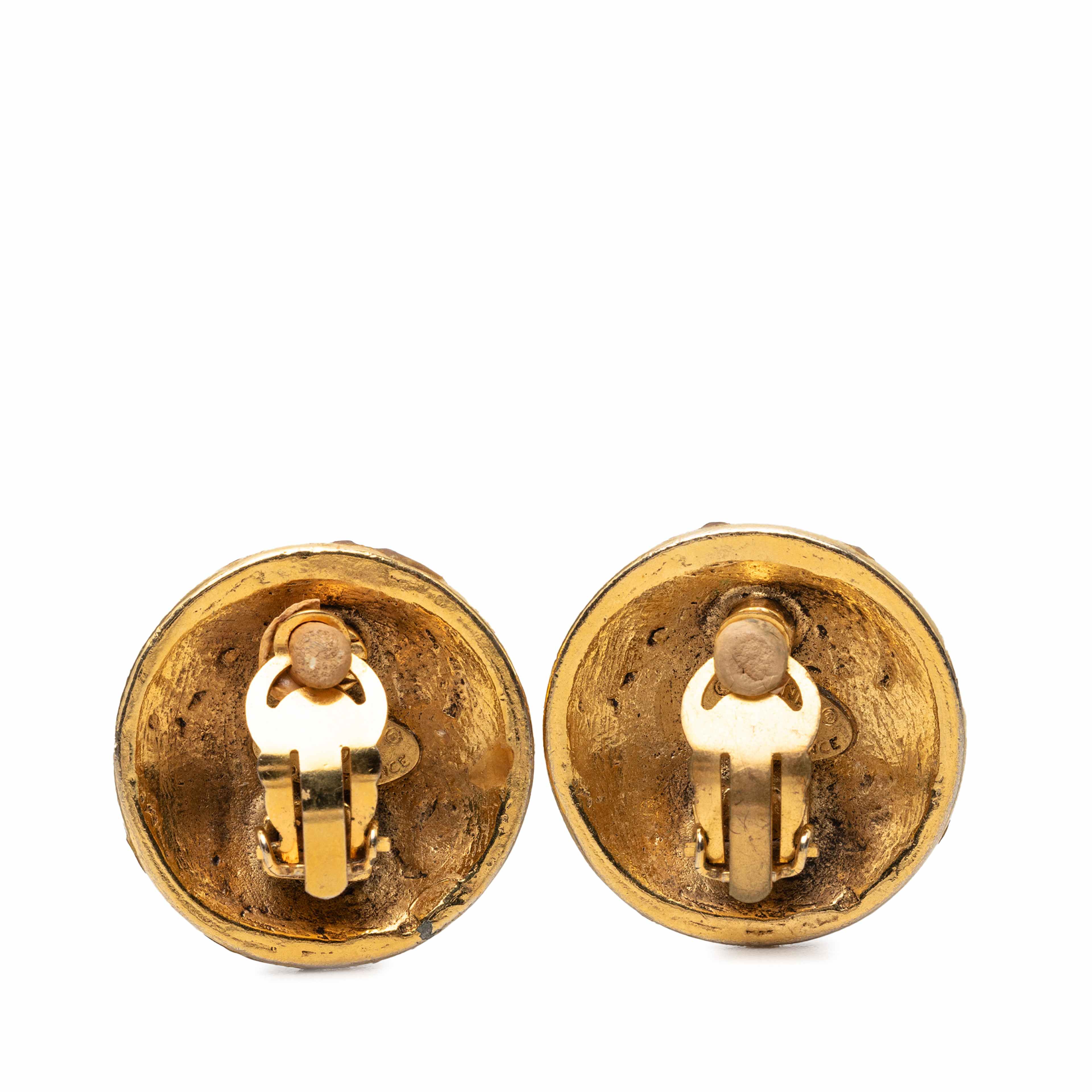Chanel Cc Gold Plated Strass Round Clip On Earrings, från Luxclusif, i färgen guld. Klicka för att öppna bilden i stort format