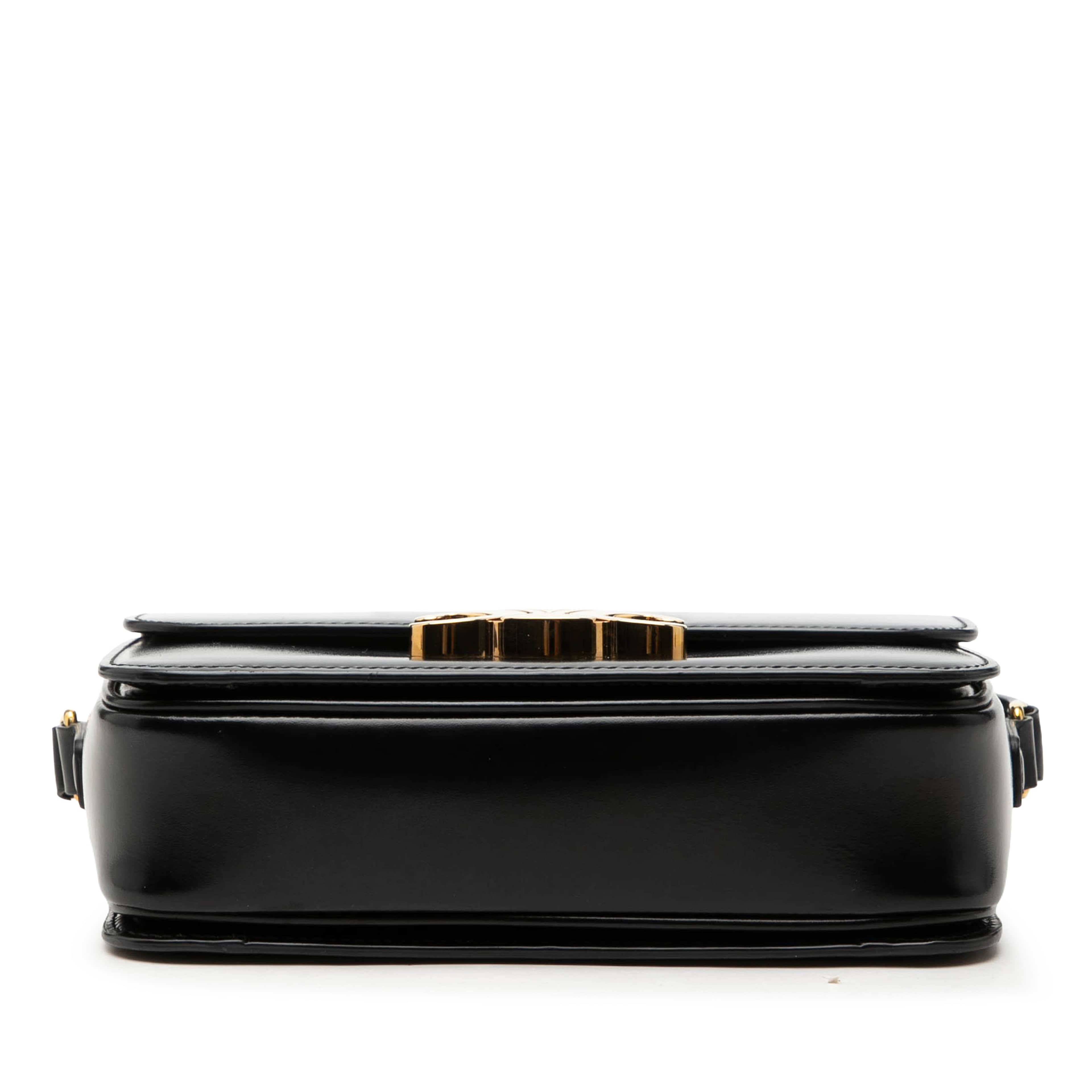Celine Teen Shiny Calfskin Triomphe Crossbody, från Luxclusif, i färgen svart. Klicka för att öppna bilden i stort format