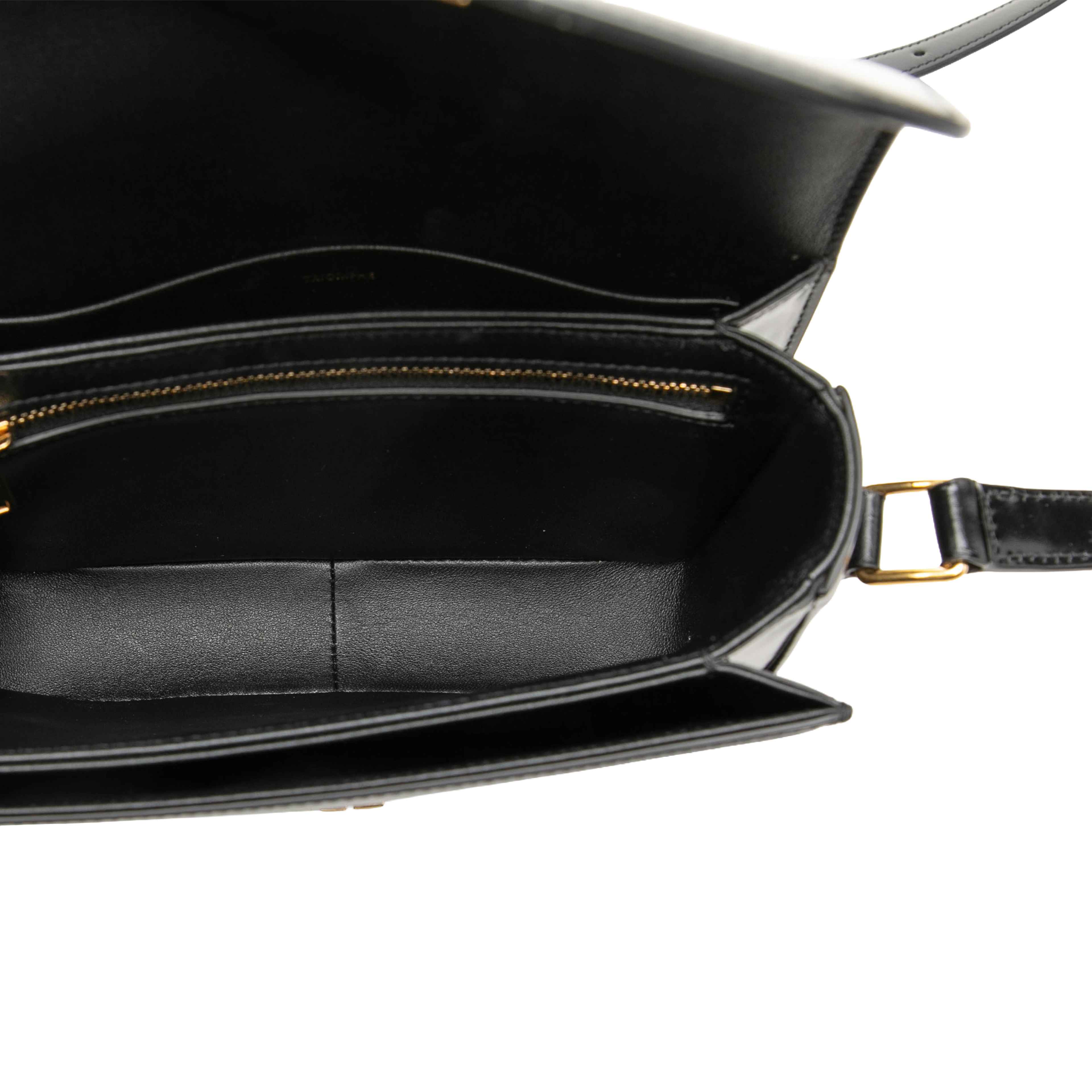 Celine Teen Shiny Calfskin Triomphe Crossbody, från Luxclusif, i färgen black. Klicka för att öppna bilden i stort format