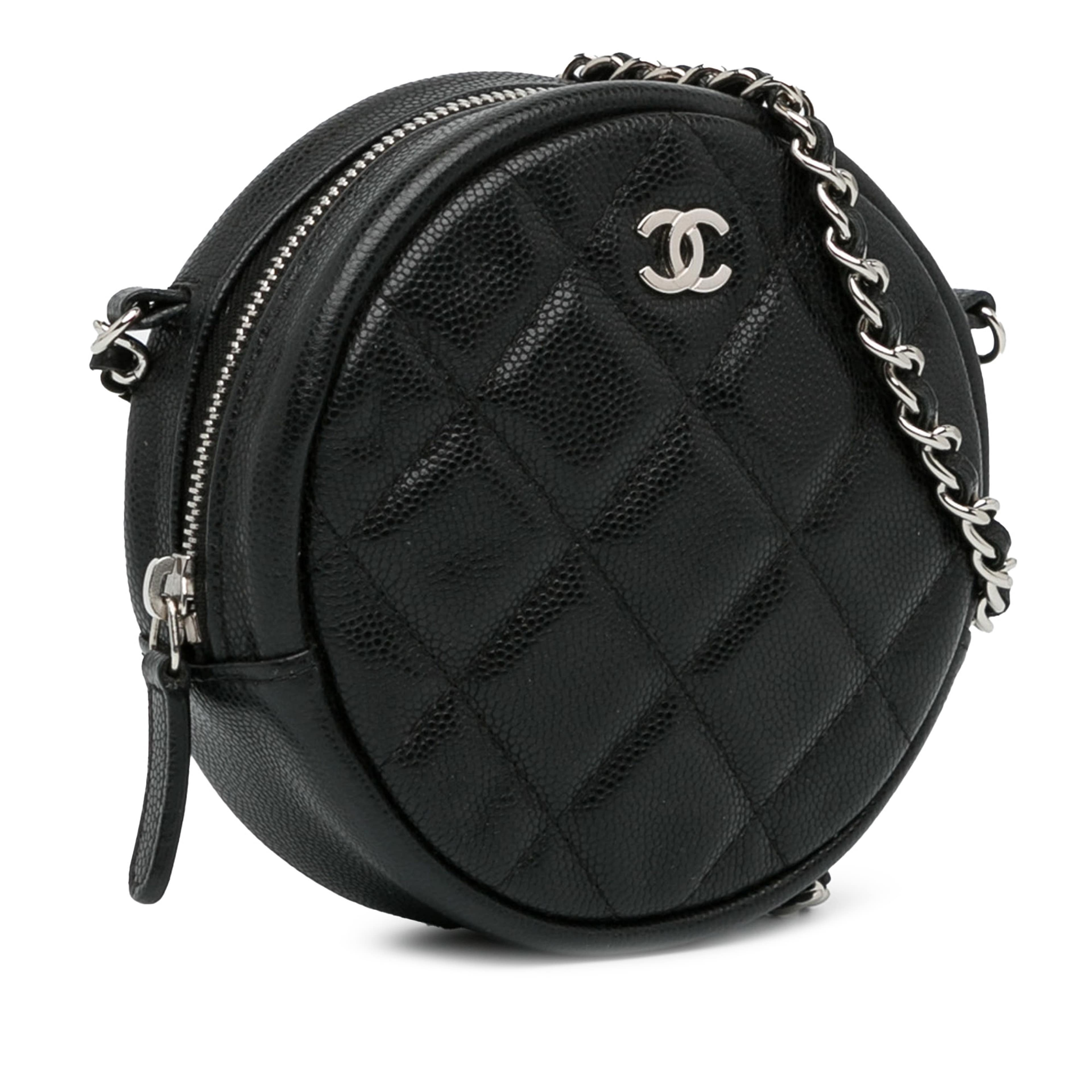 Chanel Cc Quilted Caviar Round Clutch With Chain, från Luxclusif, i färgen black. Klicka för att öppna bilden i stort format