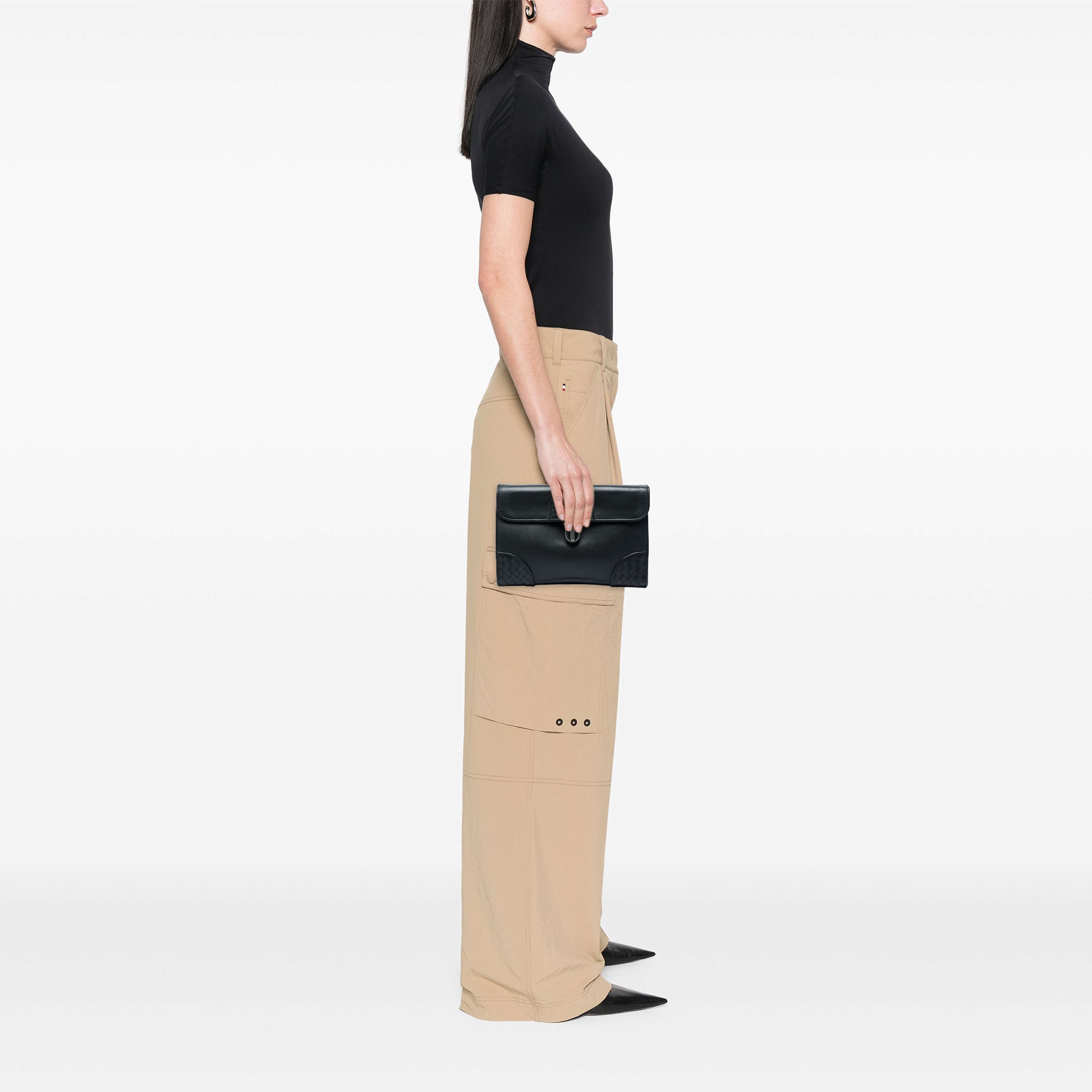 Bottega Veneta Intrecciato Trimmed Nappa Slide Lock Clutch, från Luxclusif, i färgen svart. Klicka för att öppna bilden i stort format