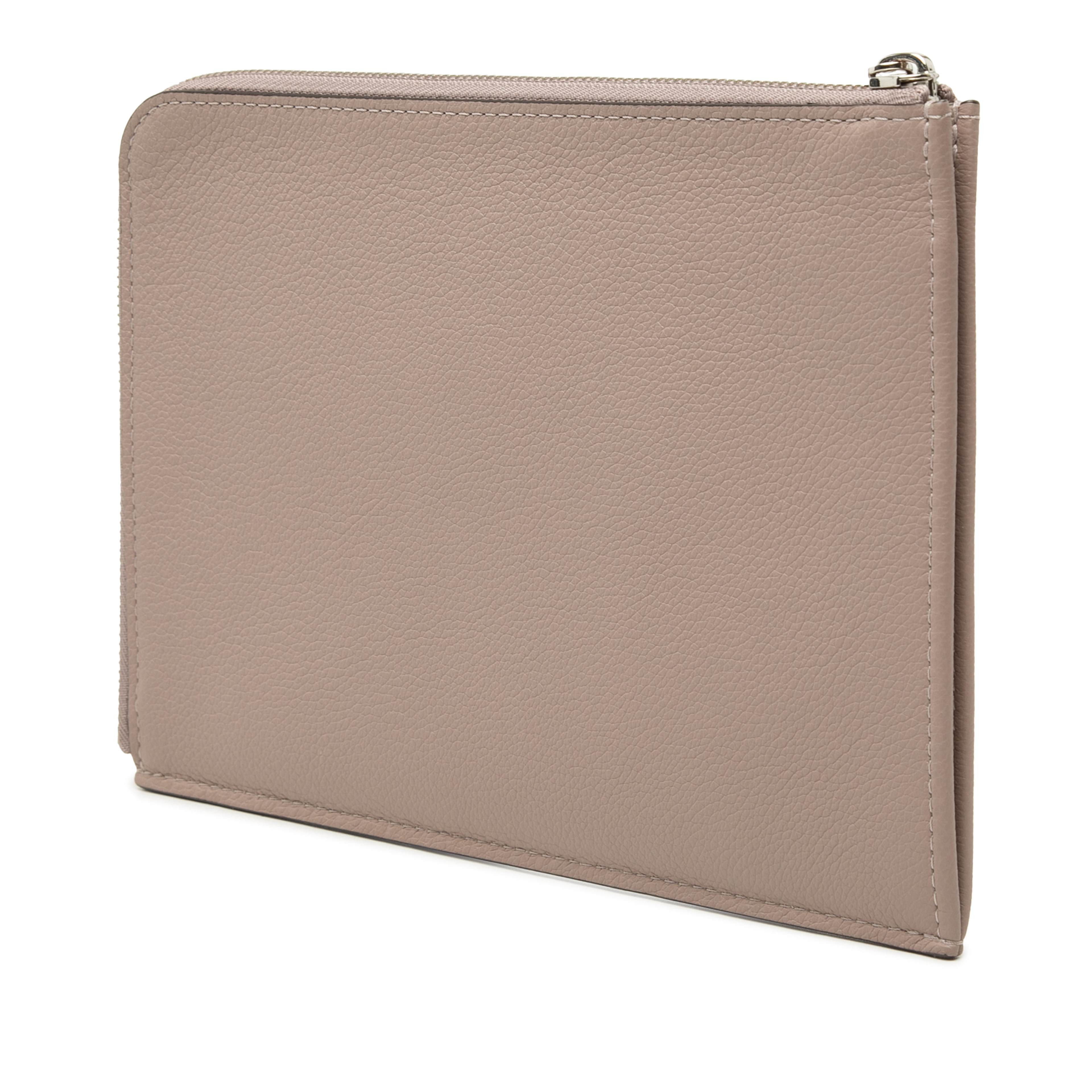 Louis Vuitton Taurillon Pochette Jour Pm, från Luxclusif, i färgen light pink. Klicka för att öppna bilden i stort format