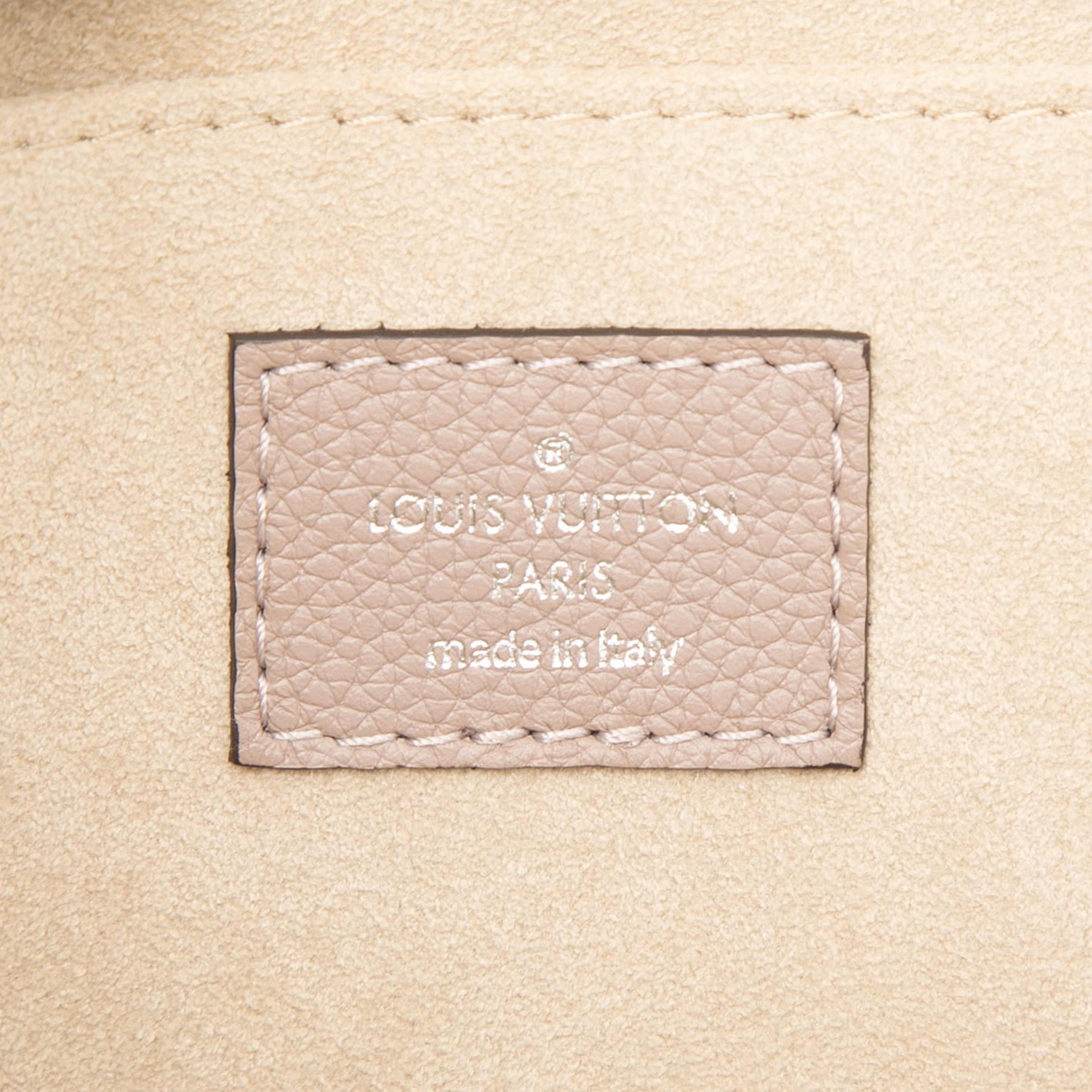 Louis Vuitton Taurillon Pochette Jour Pm, från Luxclusif, i färgen light pink. Klicka för att öppna bilden i stort format