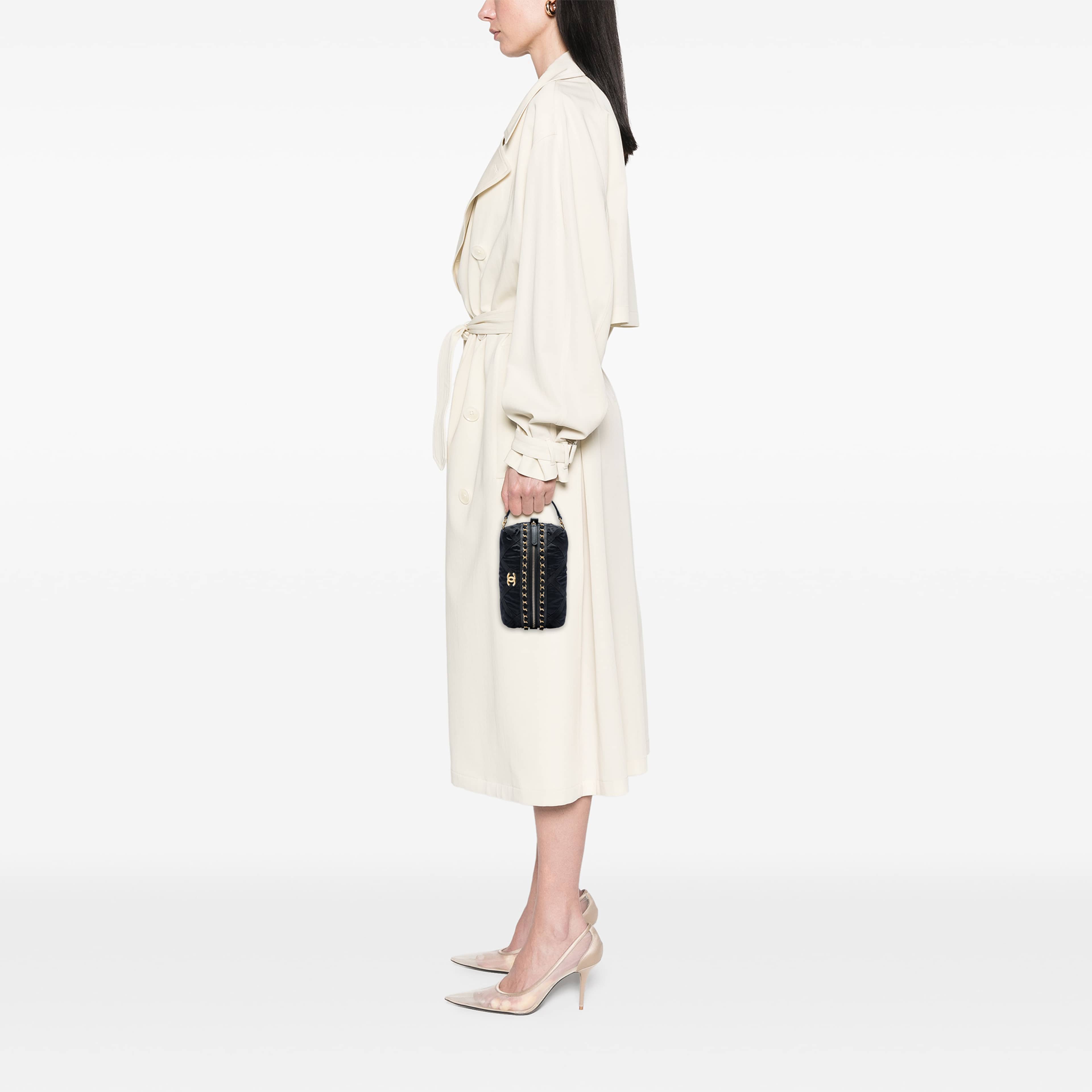 Chanel Nylon Grosgrain Lifestyle Pouch, från Luxclusif, i färgen svart. Klicka för att öppna bilden i stort format