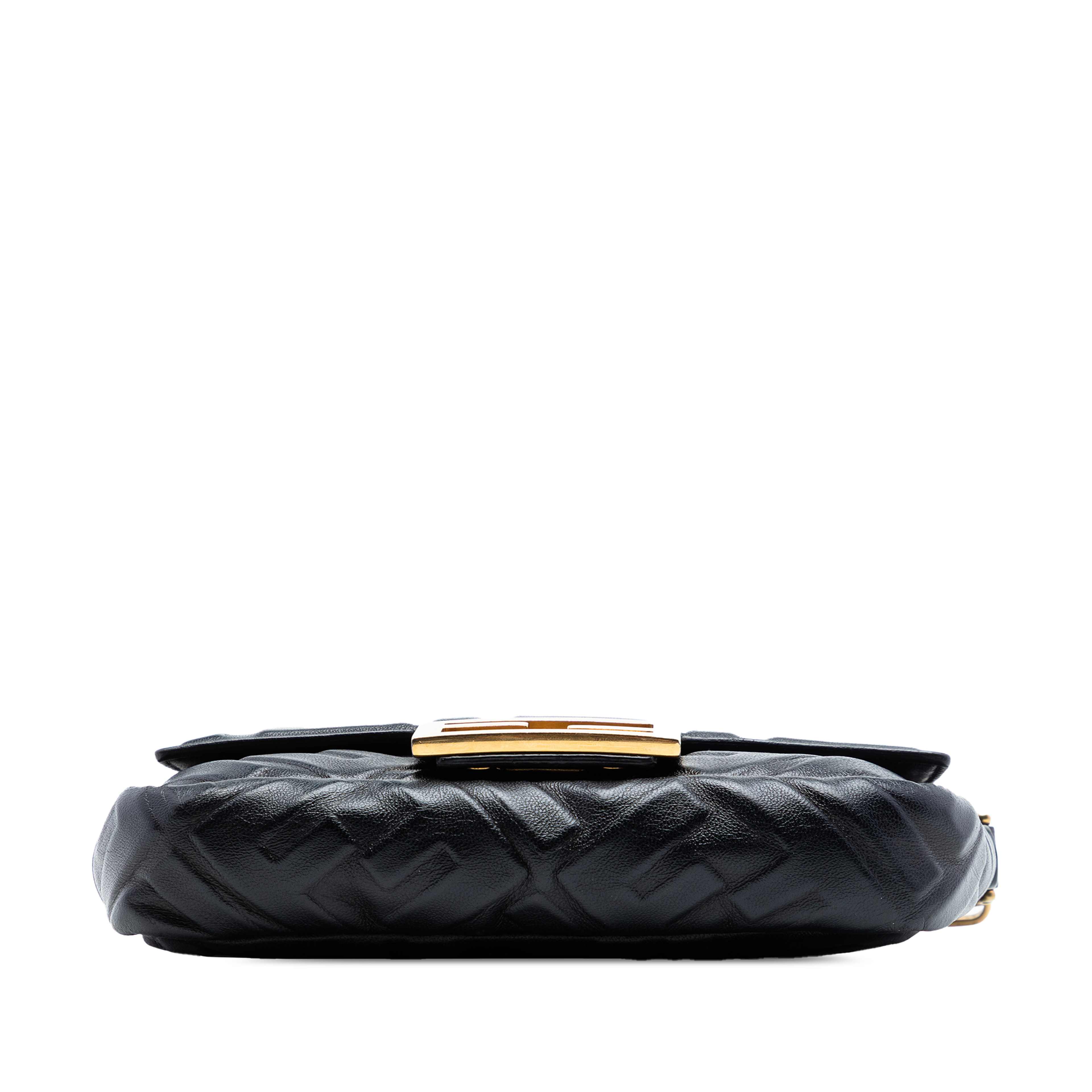 Fendi Mini Zucca Embossed Leather Baguette Satchel, från Luxclusif, i färgen svart. Klicka för att öppna bilden i stort format