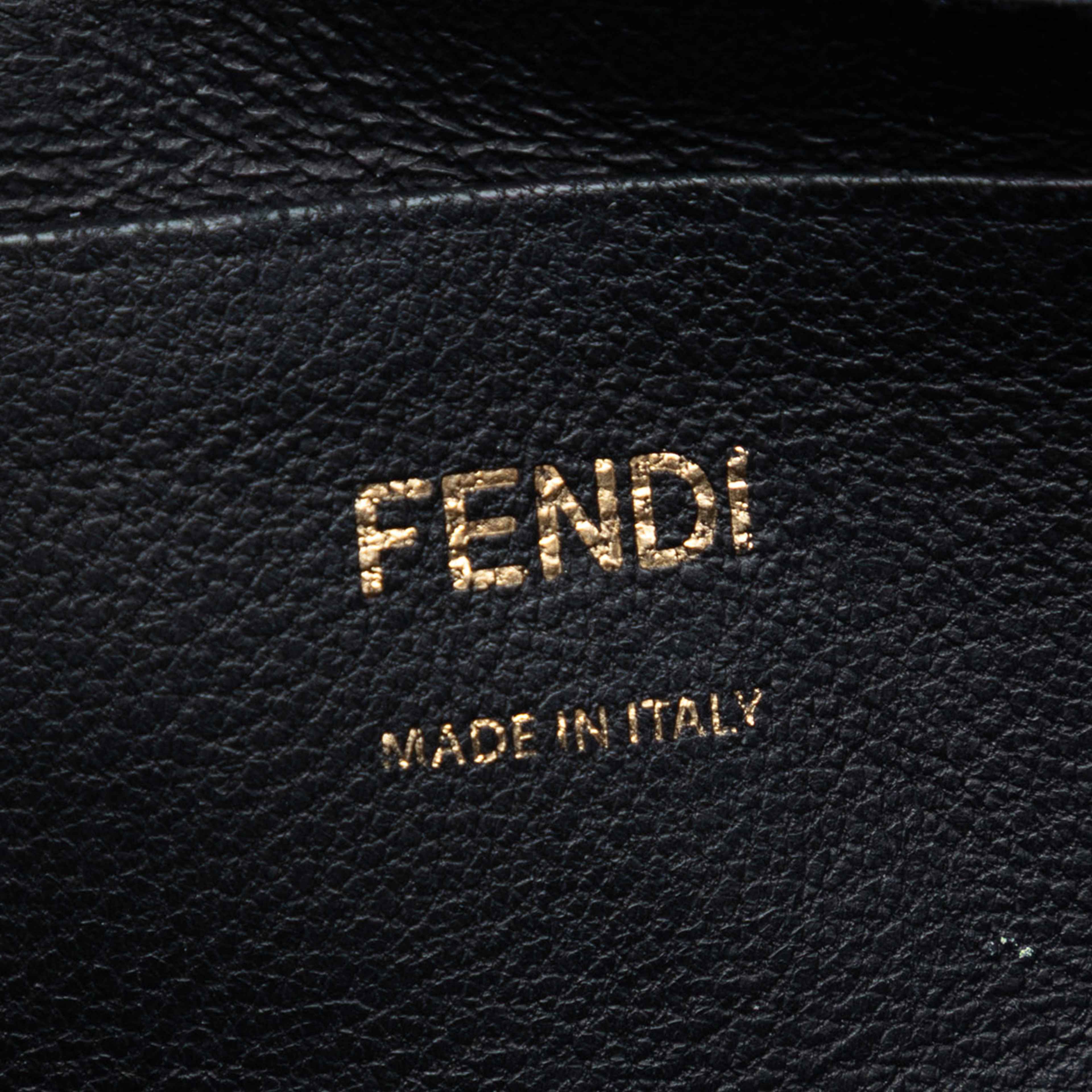 Fendi Mini Zucca Embossed Leather Baguette Satchel, från Luxclusif, i färgen svart. Klicka för att öppna bilden i stort format