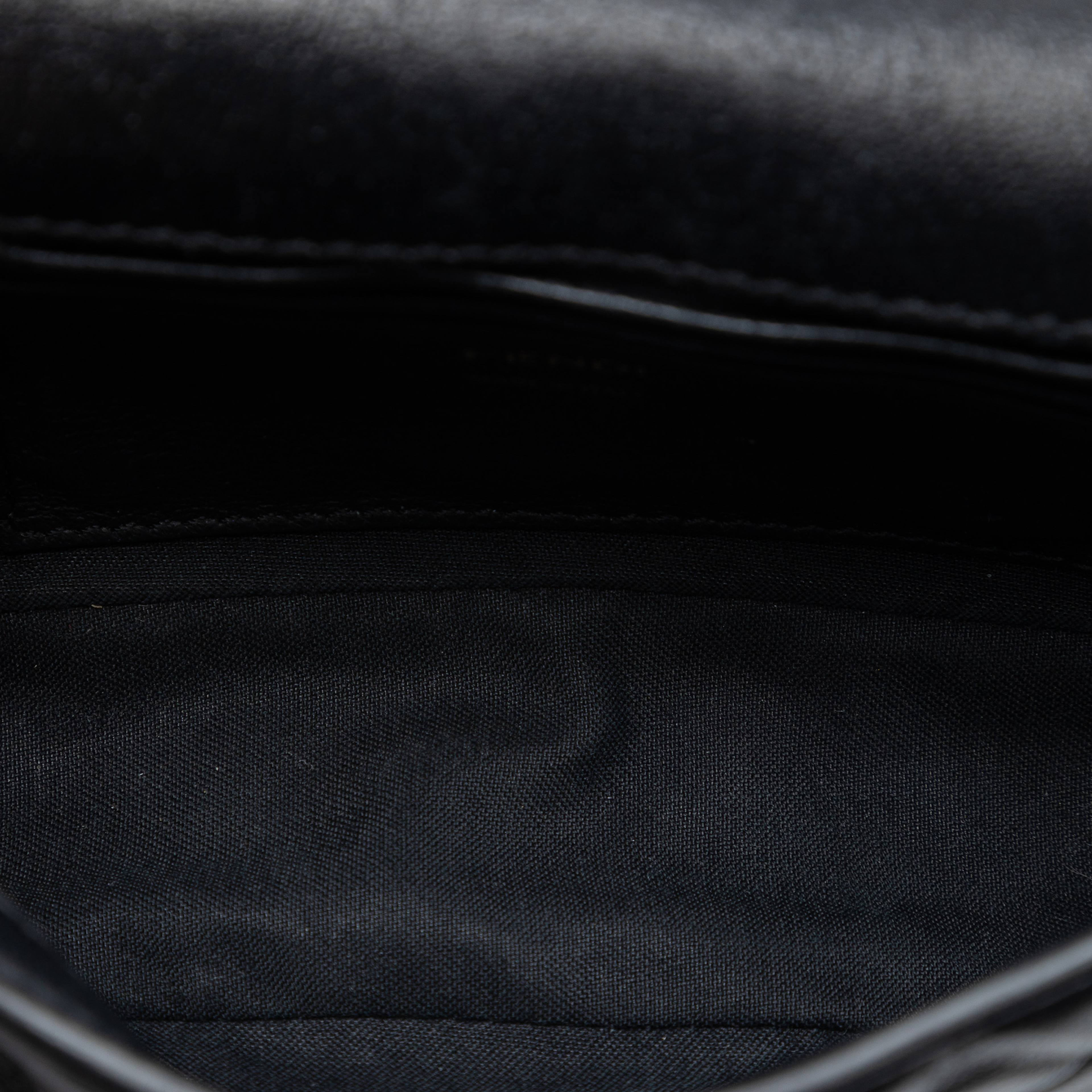 Fendi Mini Zucca Embossed Leather Baguette Satchel, från Luxclusif, i färgen svart. Klicka för att öppna bilden i stort format