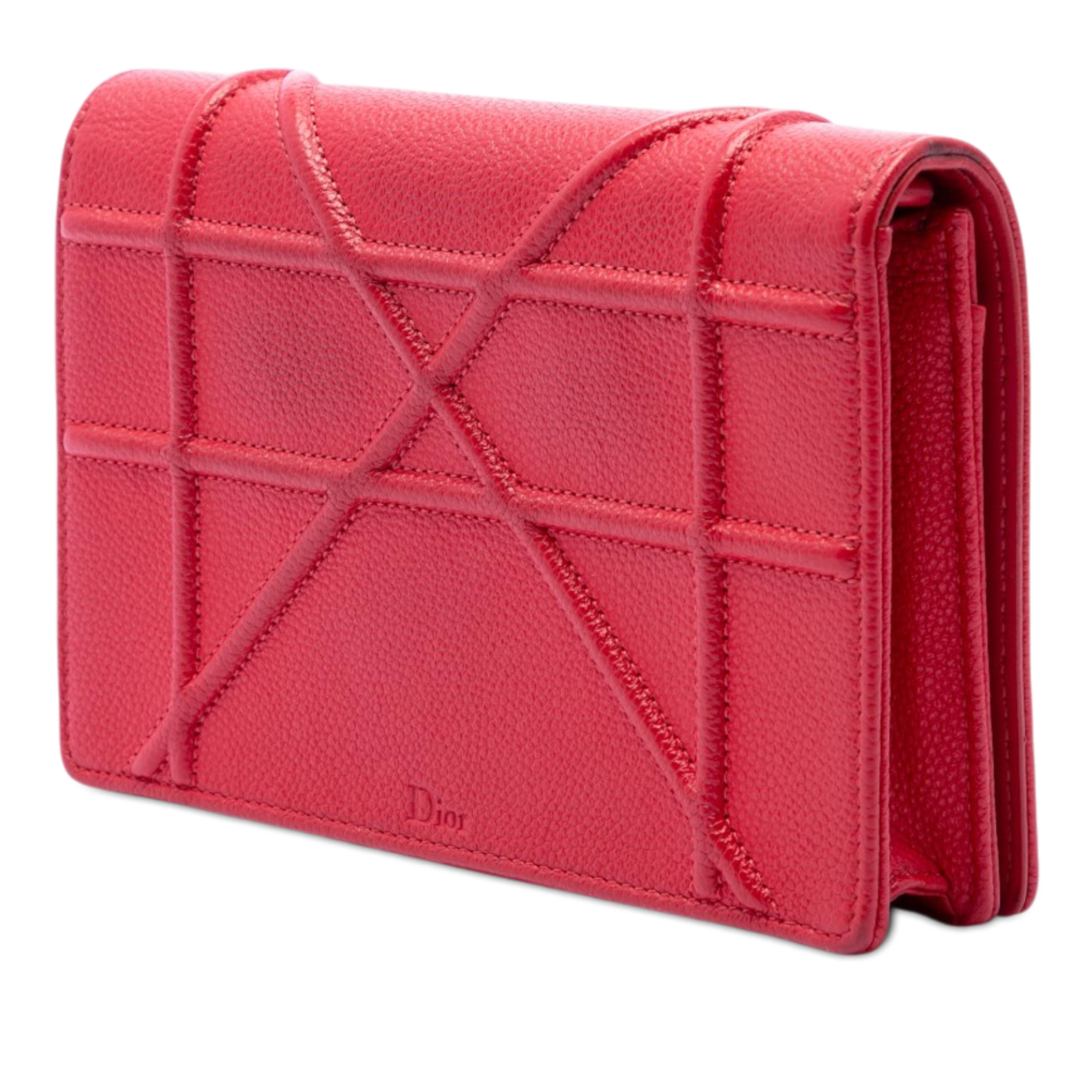 Dior Grained Calfskin Diorama Wallet On Chain, från Luxclusif, i färgen röd. Klicka för att öppna bilden i stort format