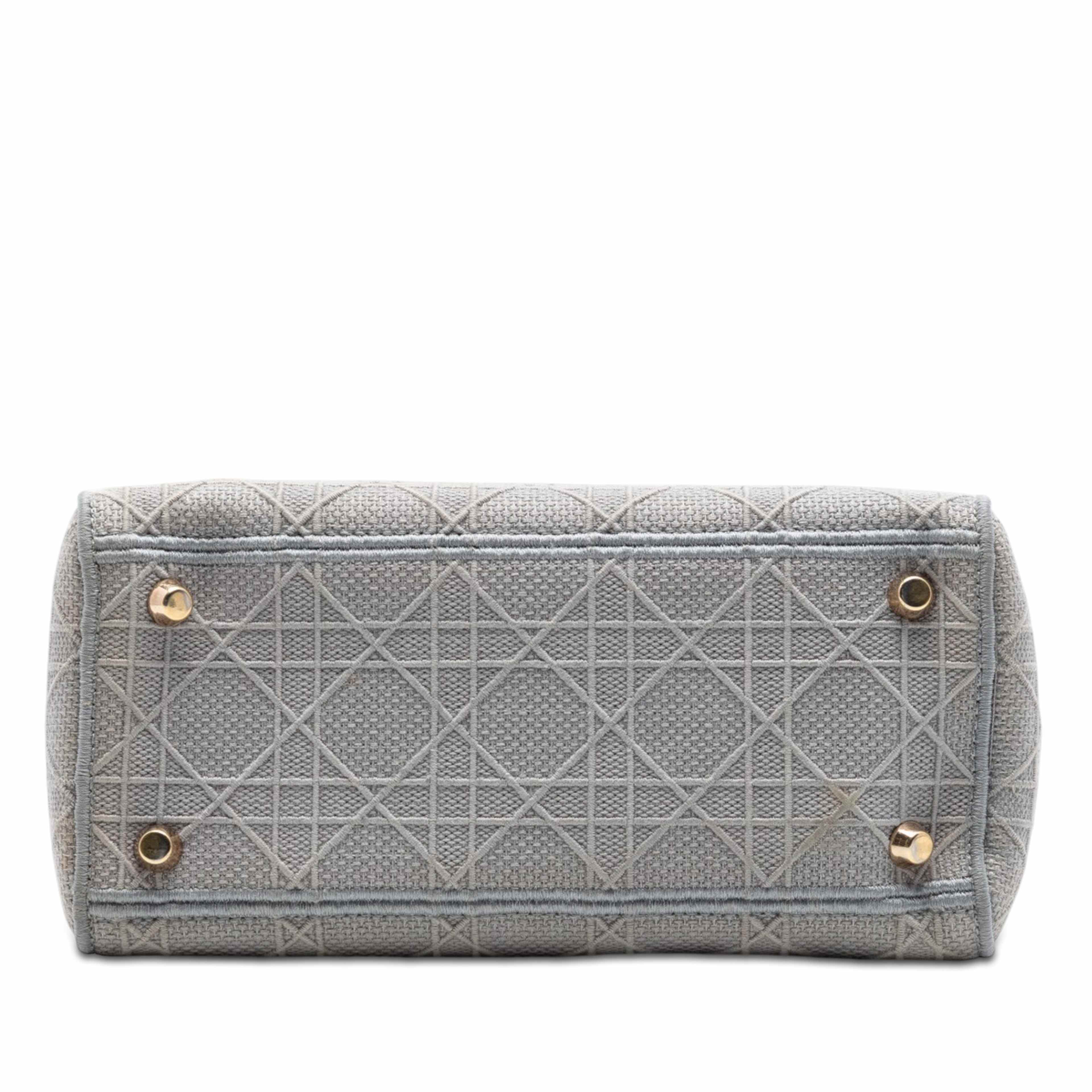 Dior Medium Canvas Cannage Lady D Lite, från Luxclusif, i färgen grå. Klicka för att öppna bilden i stort format