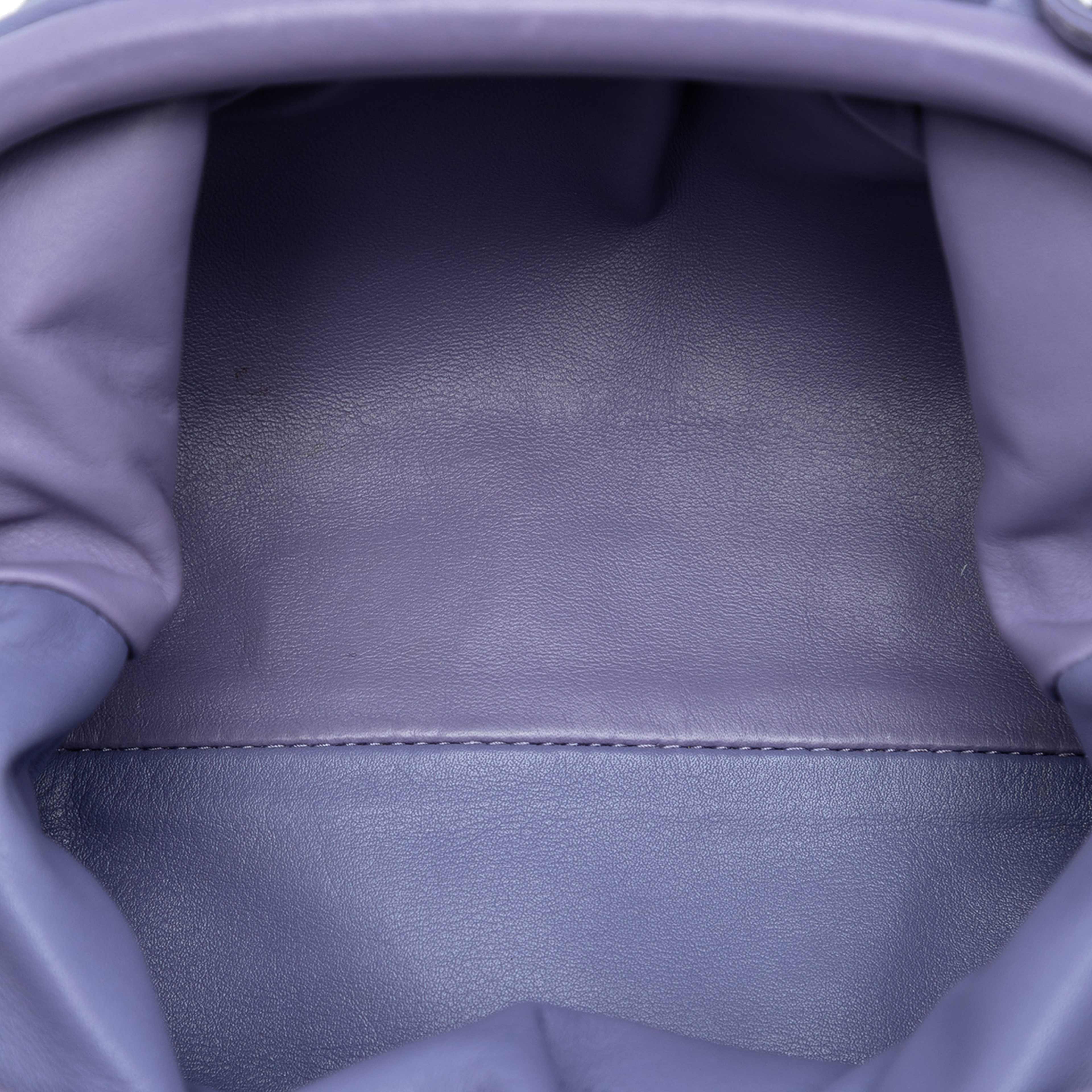 Bottega Veneta Lambskin The Mini Pouch Crossbody, från Luxclusif, i färgen purple. Klicka för att öppna bilden i stort format