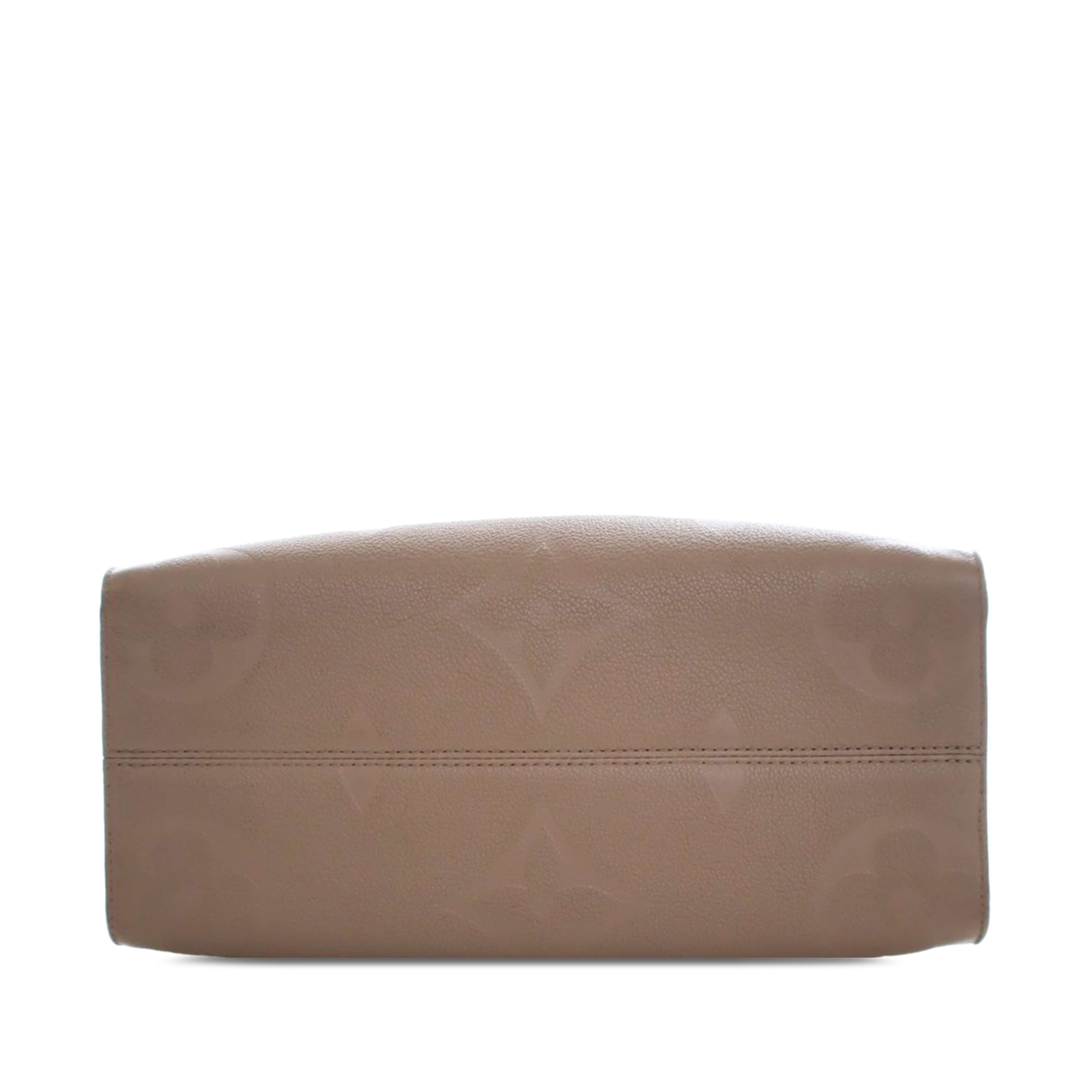 Louis Vuitton Monogram Empreinte Onthego Mm, från Luxclusif, i färgen beige. Klicka för att öppna bilden i stort format