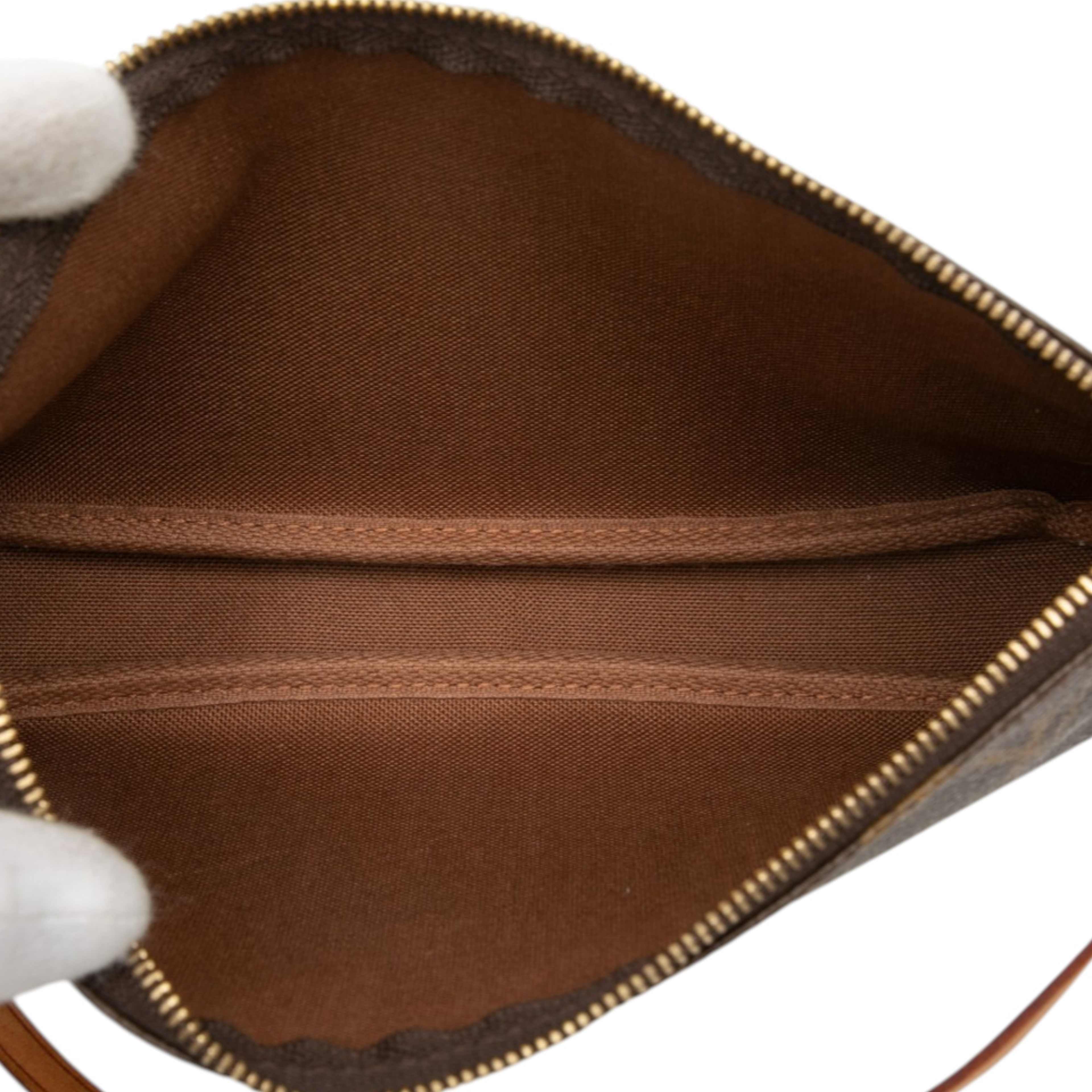 Louis Vuitton Monogram Pochette Accessoires, från Luxclusif, i färgen brown. Klicka för att öppna bilden i stort format
