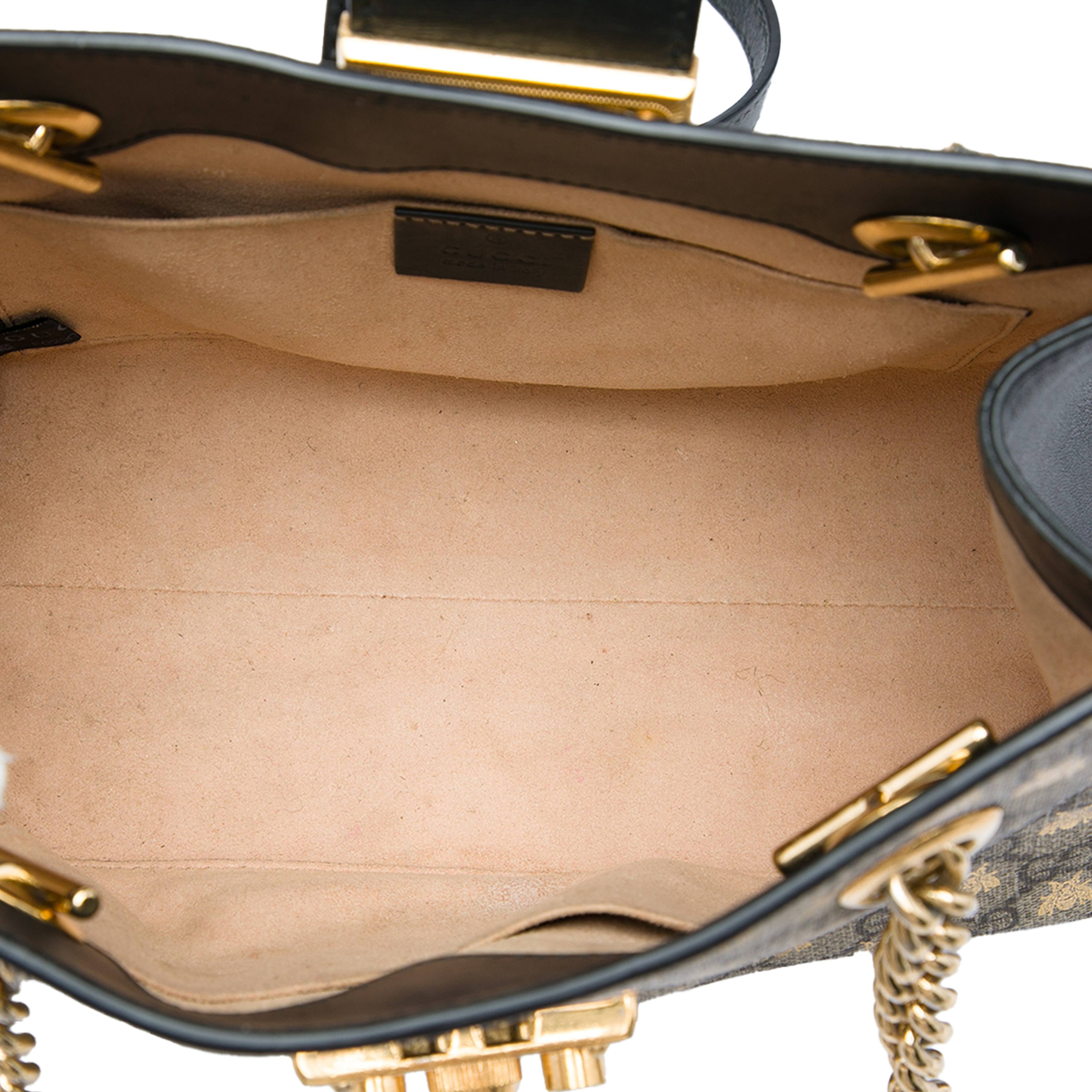 Gucci Small Gg Supreme Bee Padlock Tote, från Luxclusif, i färgen beige. Klicka för att öppna bilden i stort format