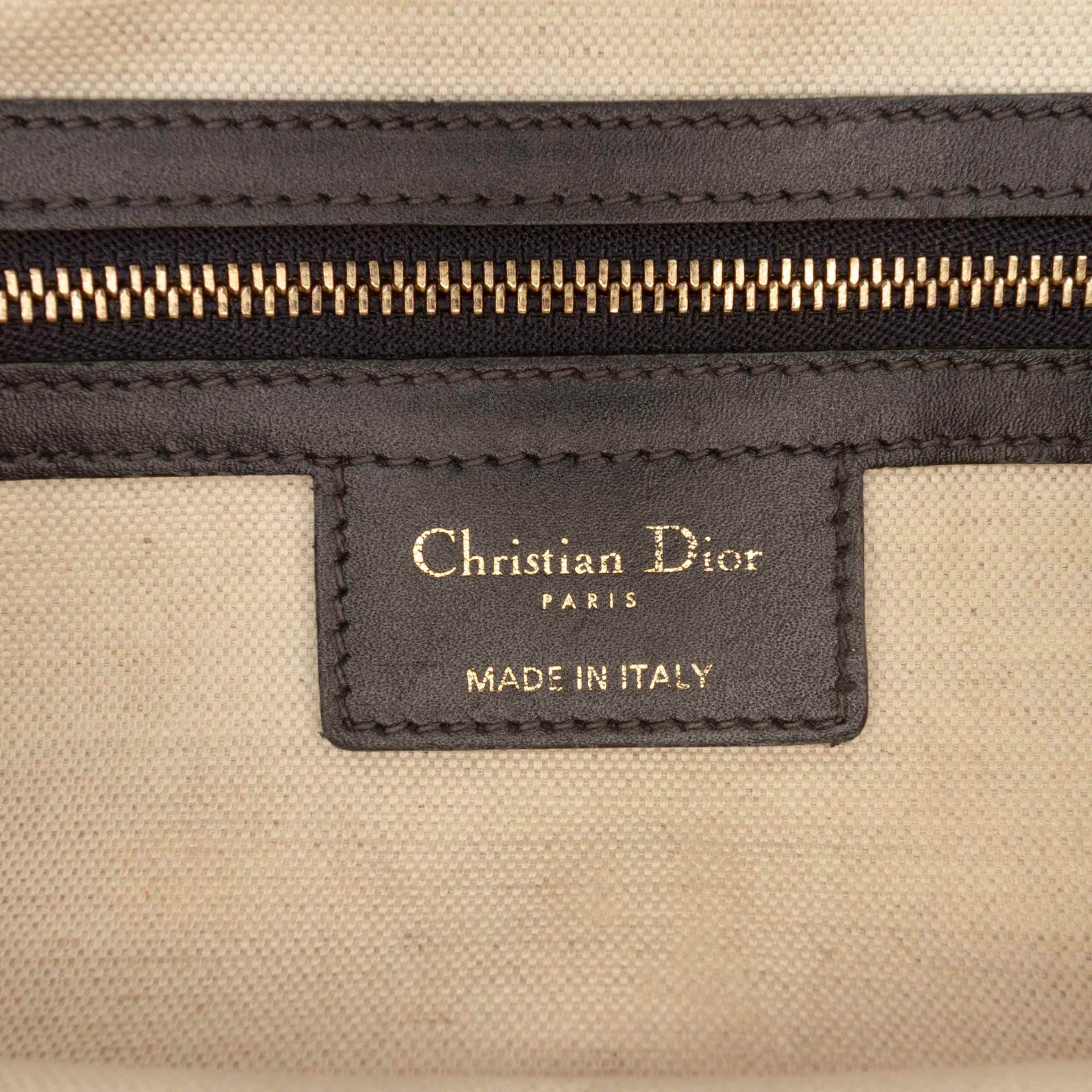 Dior Oblique Canvas Flap Crossbody, från Luxclusif, i färgen navy. Klicka för att öppna bilden i stort format