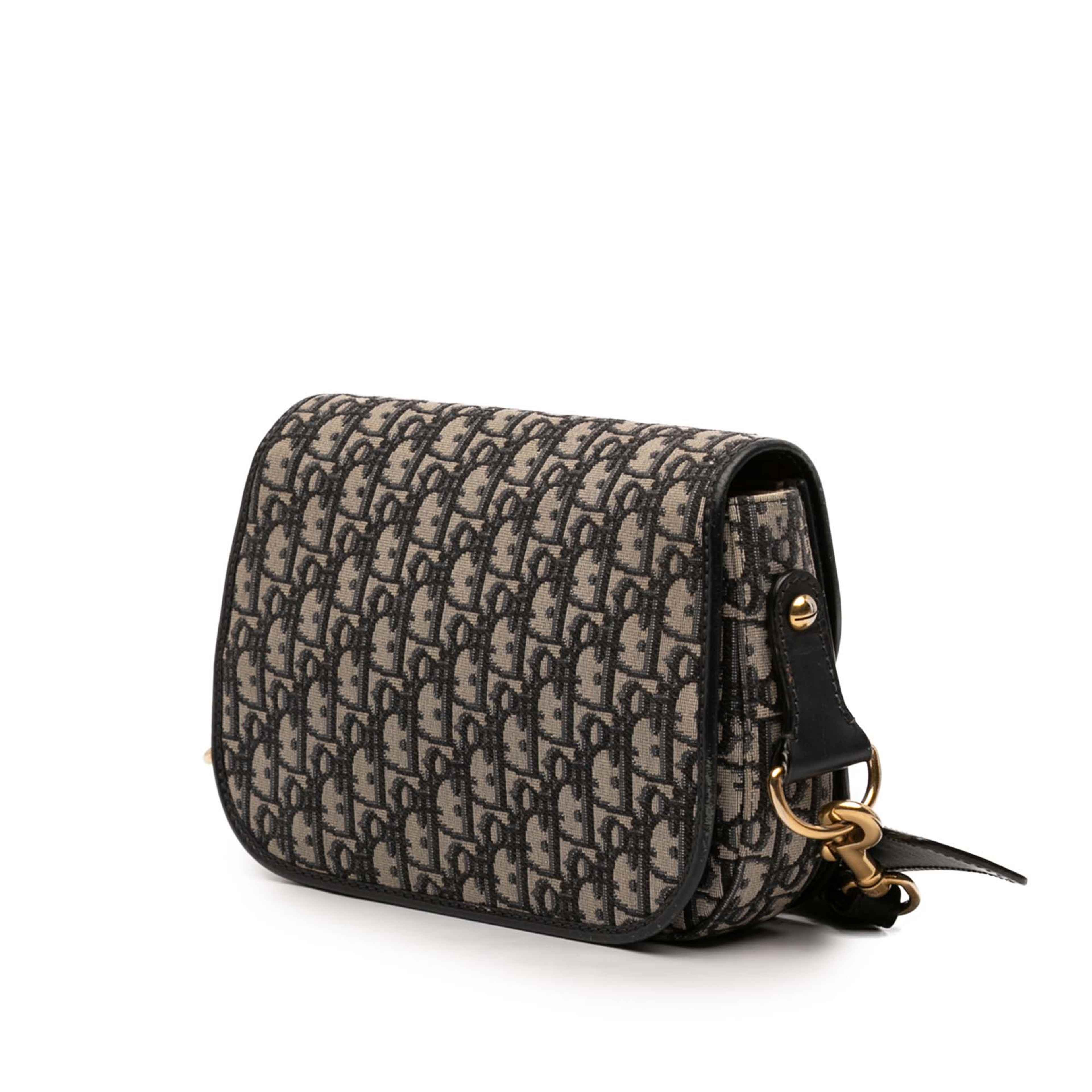 Dior Oblique Canvas Flap Crossbody, från Luxclusif, i färgen navy. Klicka för att öppna bilden i stort format