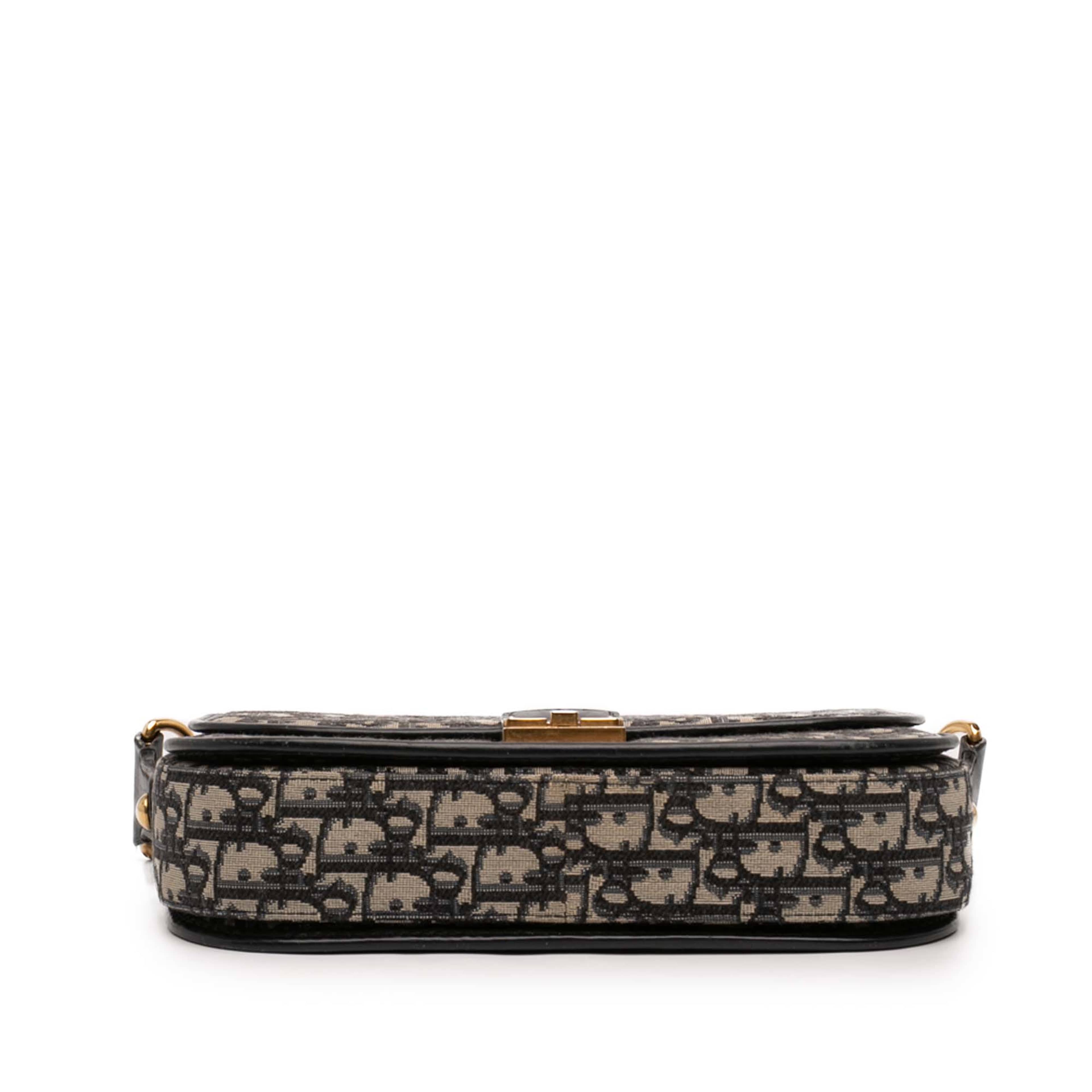 Dior Oblique Canvas Flap Crossbody, från Luxclusif, i färgen navy. Klicka för att öppna bilden i stort format