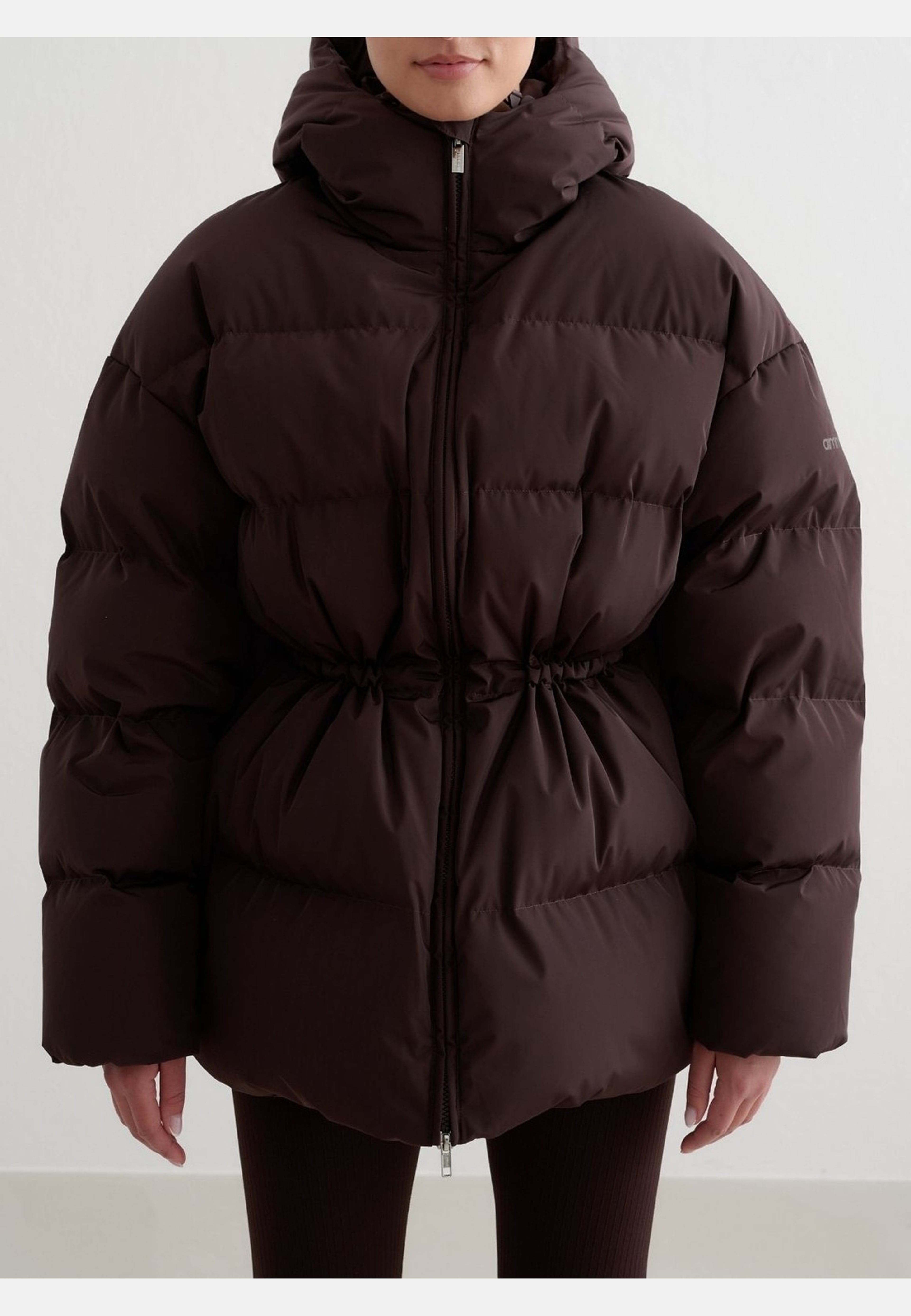 Moment Puffer Jacket, från aim'n, i färgen cacao. Klicka för att öppna bilden i stort format