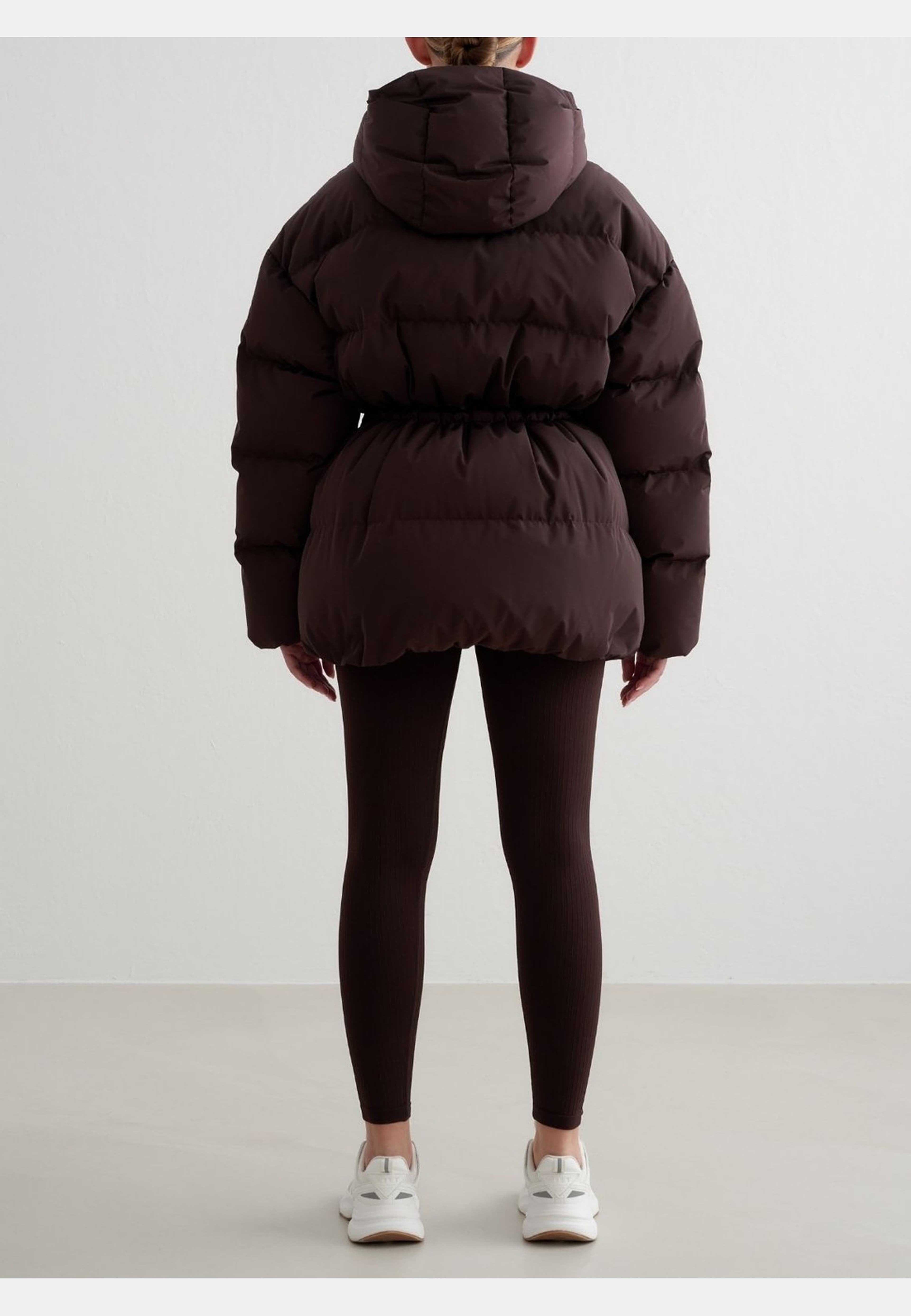 Moment Puffer Jacket, från aim'n, i färgen cacao. Klicka för att öppna bilden i stort format