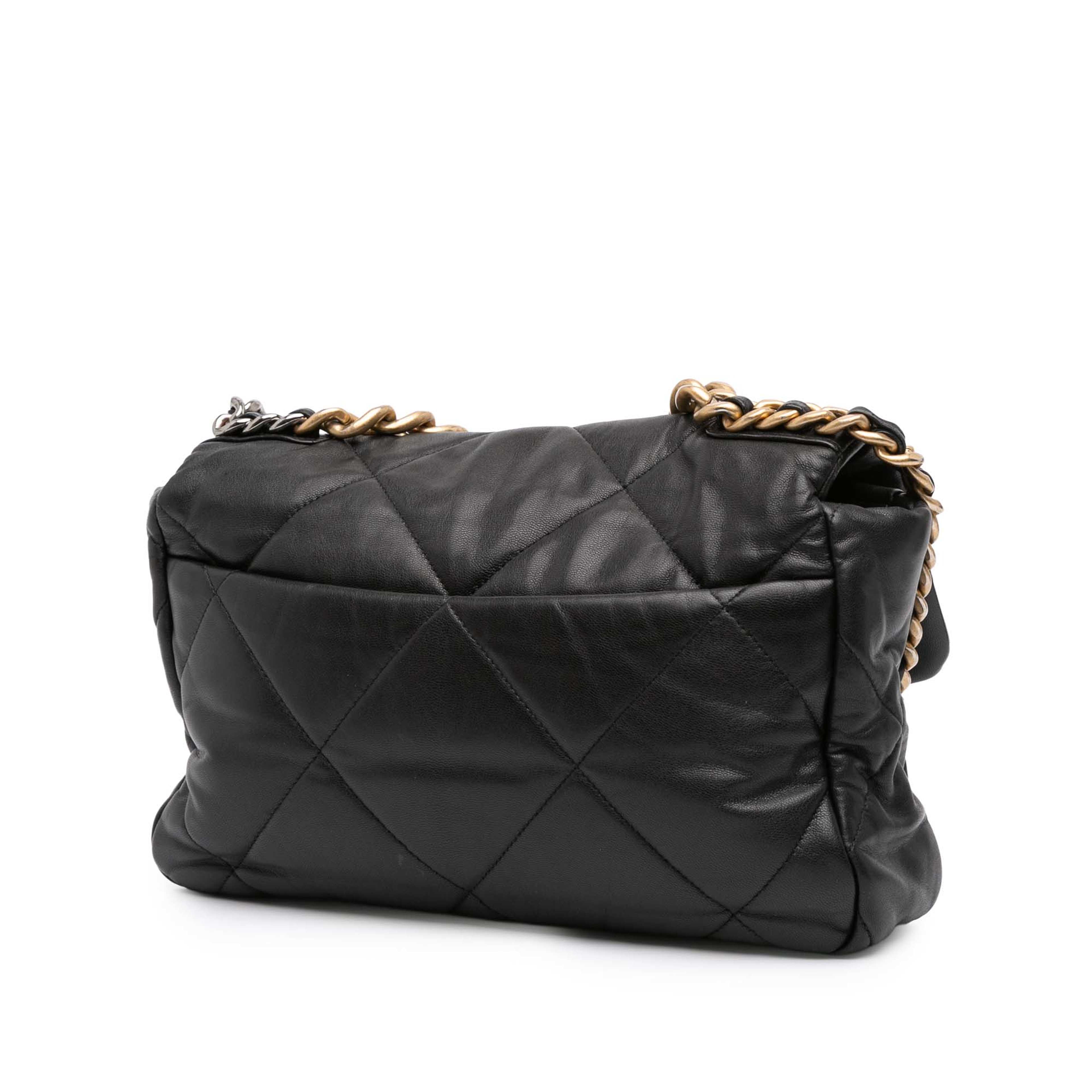 Chanel Large Lambskin 19 Flap, från Luxclusif, i färgen black. Klicka för att öppna bilden i stort format