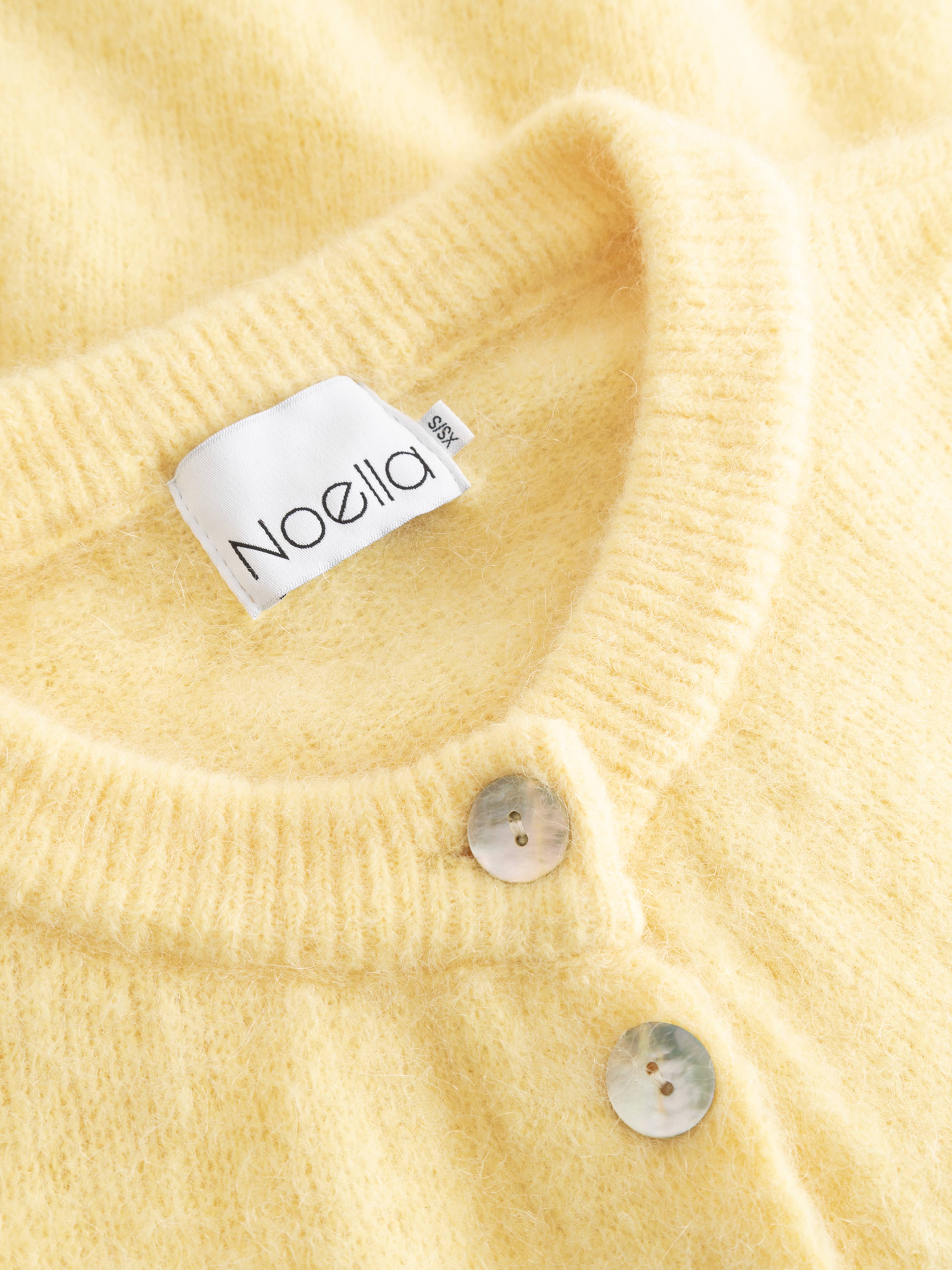 Kae Knit Cardigan - Light Yellow, från Noella, i färgen light yellow. Klicka för att öppna bilden i stort format