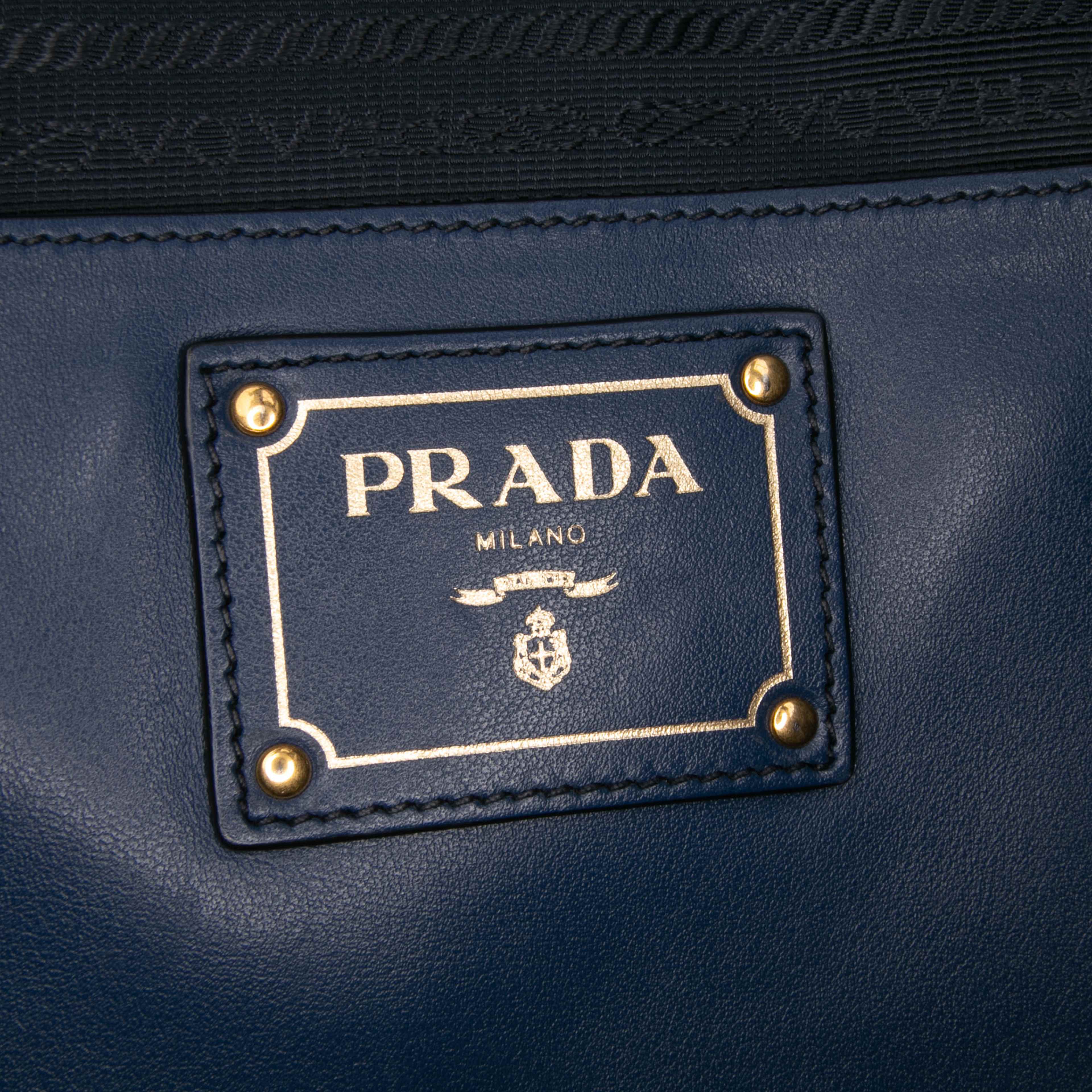 Prada Soft Calf Open Convertible Tote, från Luxclusif, i färgen blue. Klicka för att öppna bilden i stort format