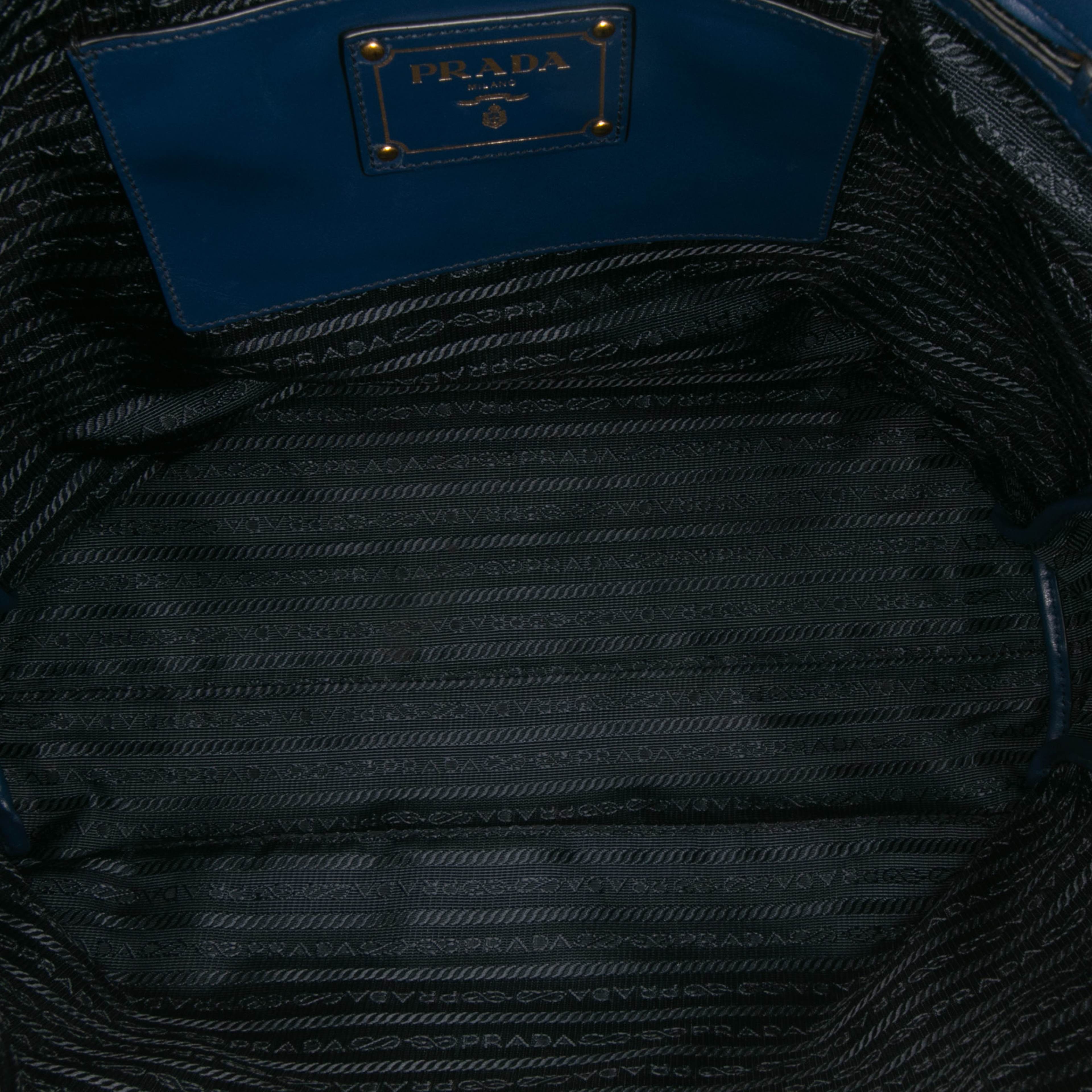 Prada Soft Calf Open Convertible Tote, från Luxclusif, i färgen blue. Klicka för att öppna bilden i stort format