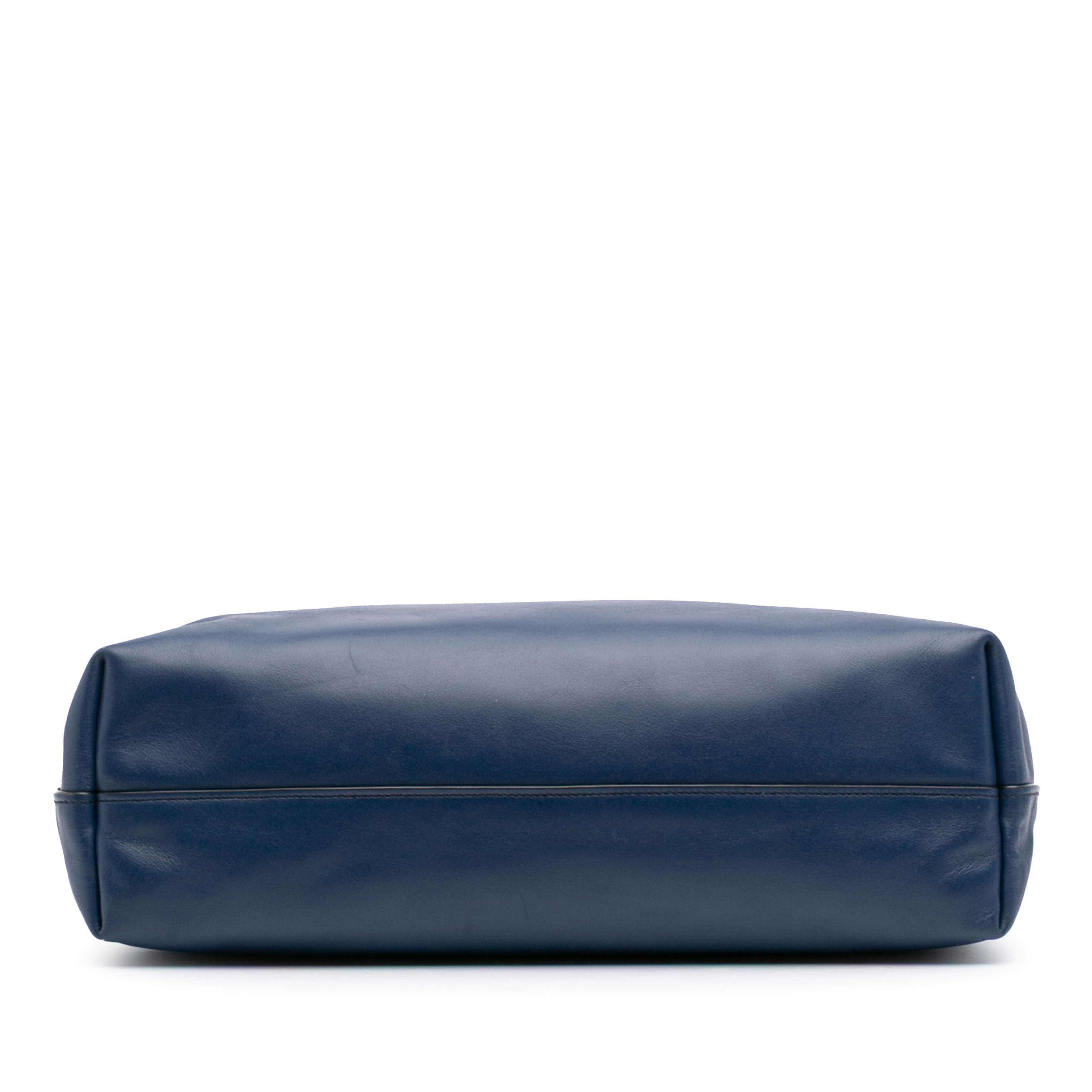 Prada Soft Calf Open Convertible Tote, från Luxclusif, i färgen blue. Klicka för att öppna bilden i stort format