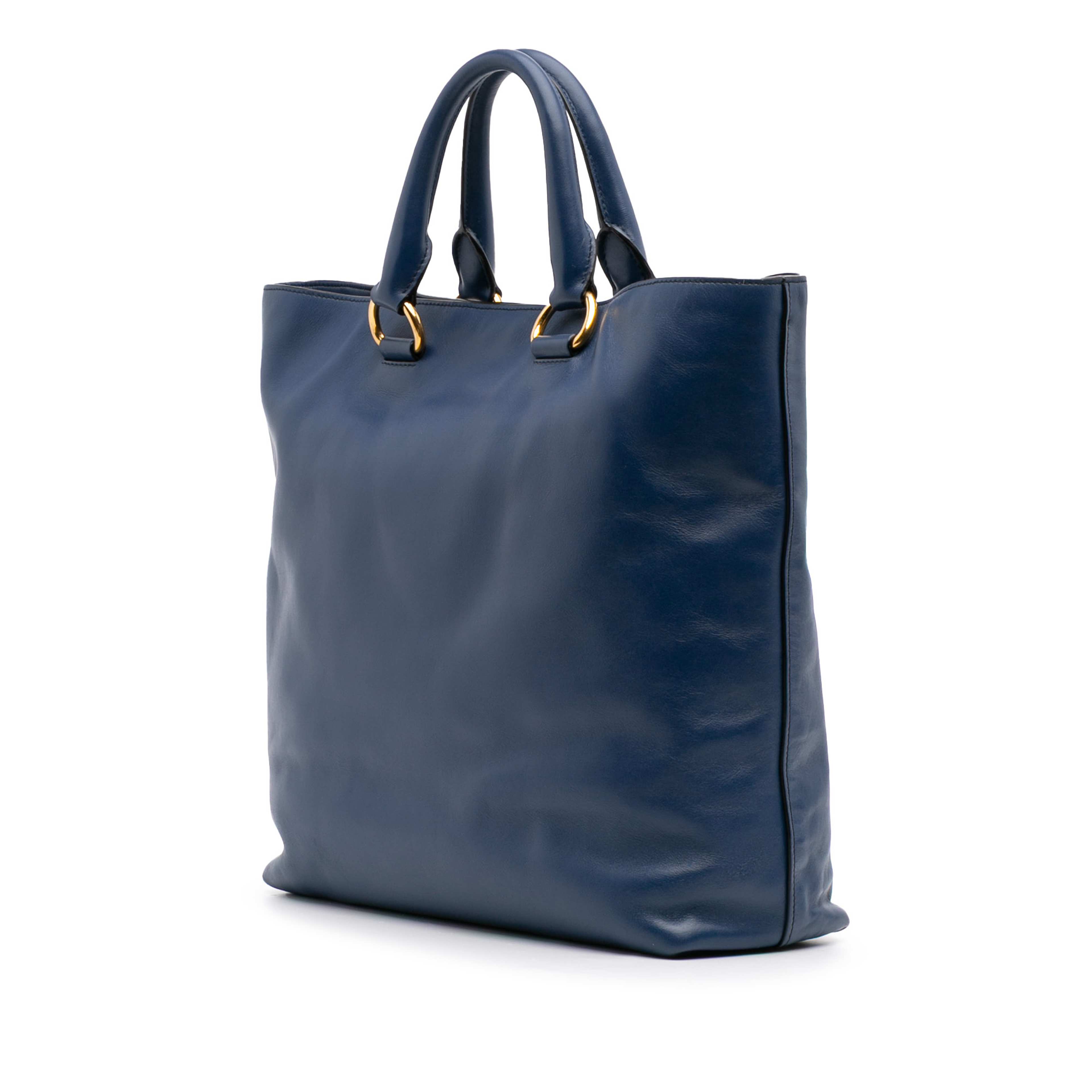 Prada Soft Calf Open Convertible Tote, från Luxclusif, i färgen blue. Klicka för att öppna bilden i stort format