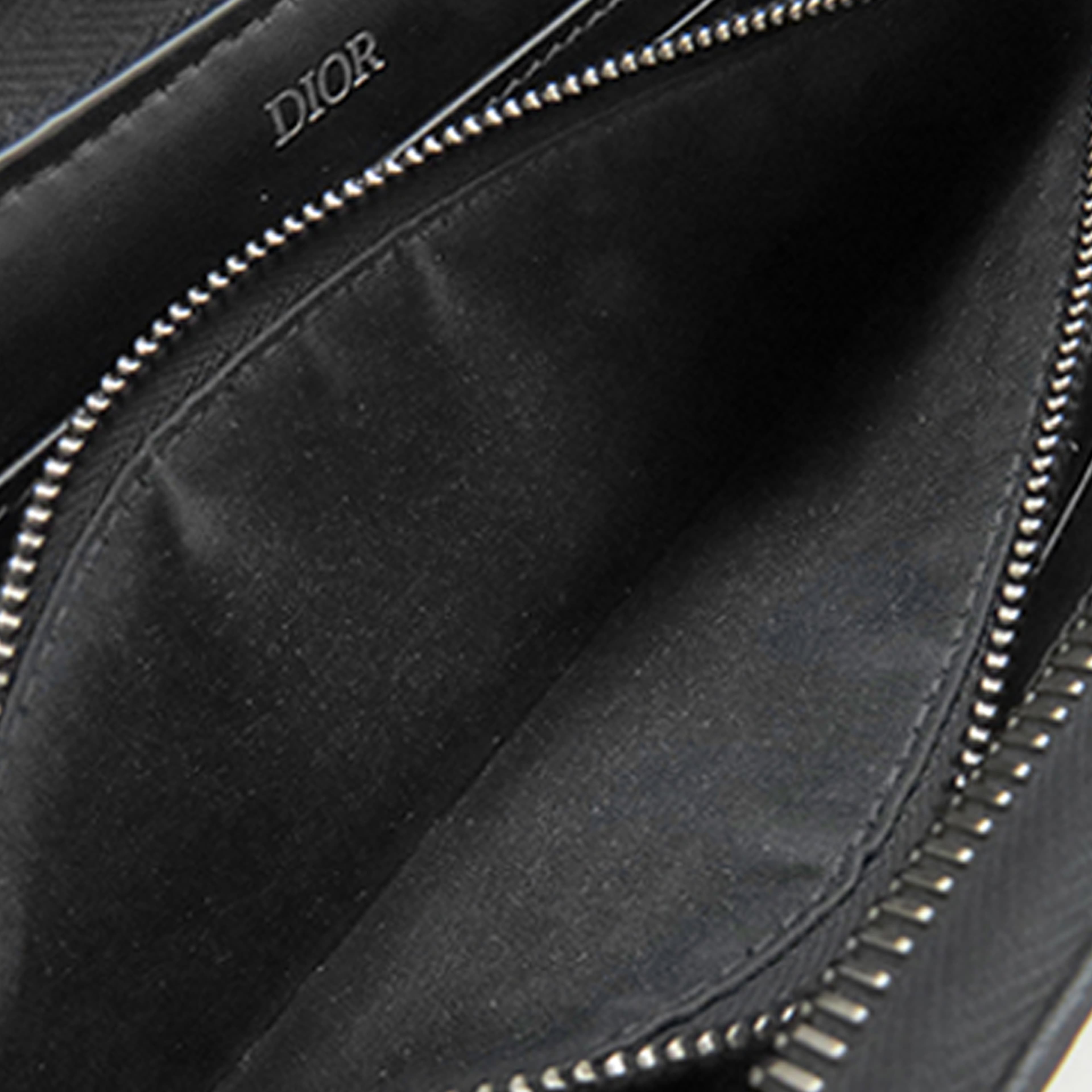 Dior Oblique Canvas And Leather Saddle Zippy Wallet, från Luxclusif, i färgen black. Klicka för att öppna bilden i stort format