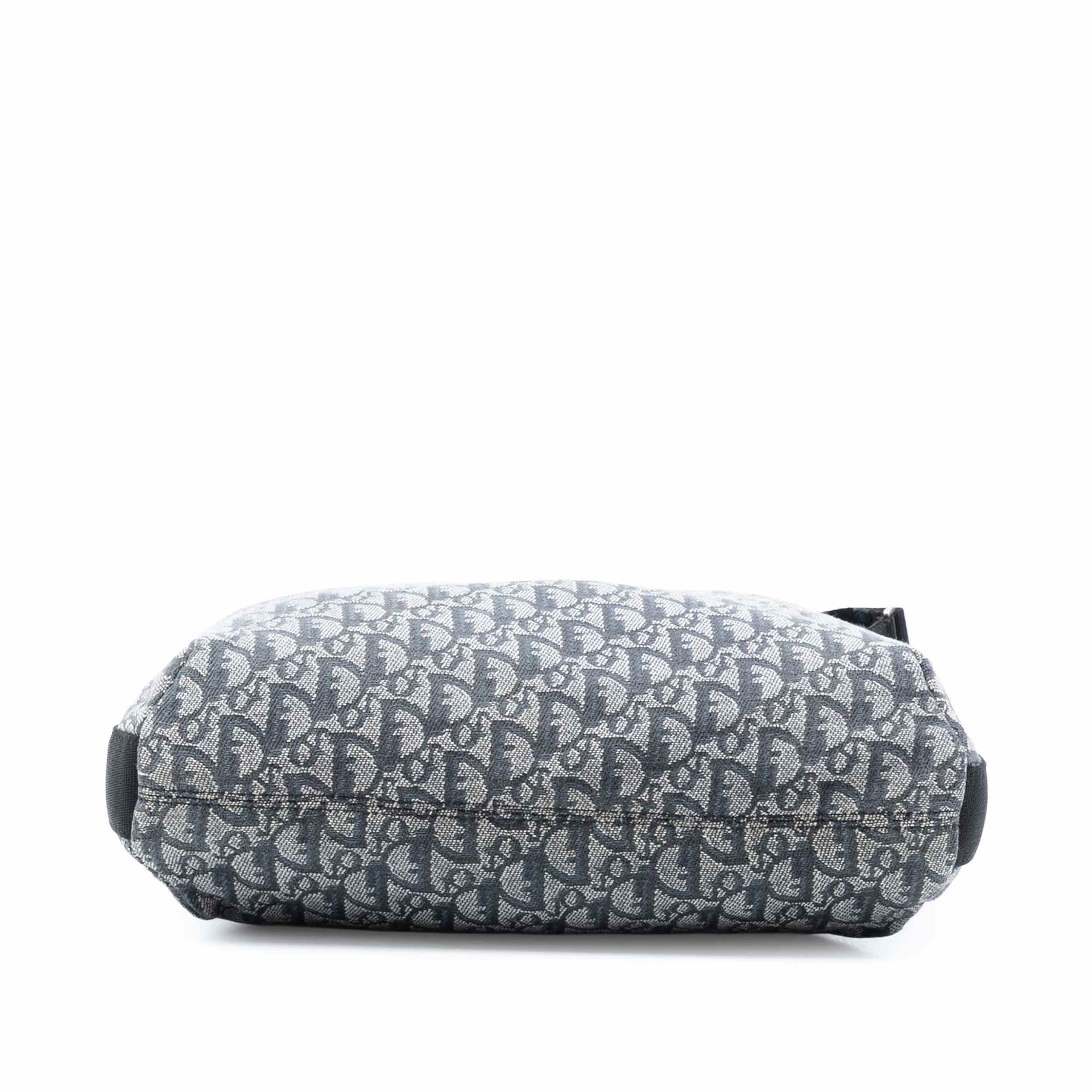 Dior Diorissimo Trotter Canvas Crossbody, från Luxclusif, i färgen navy. Klicka för att öppna bilden i stort format