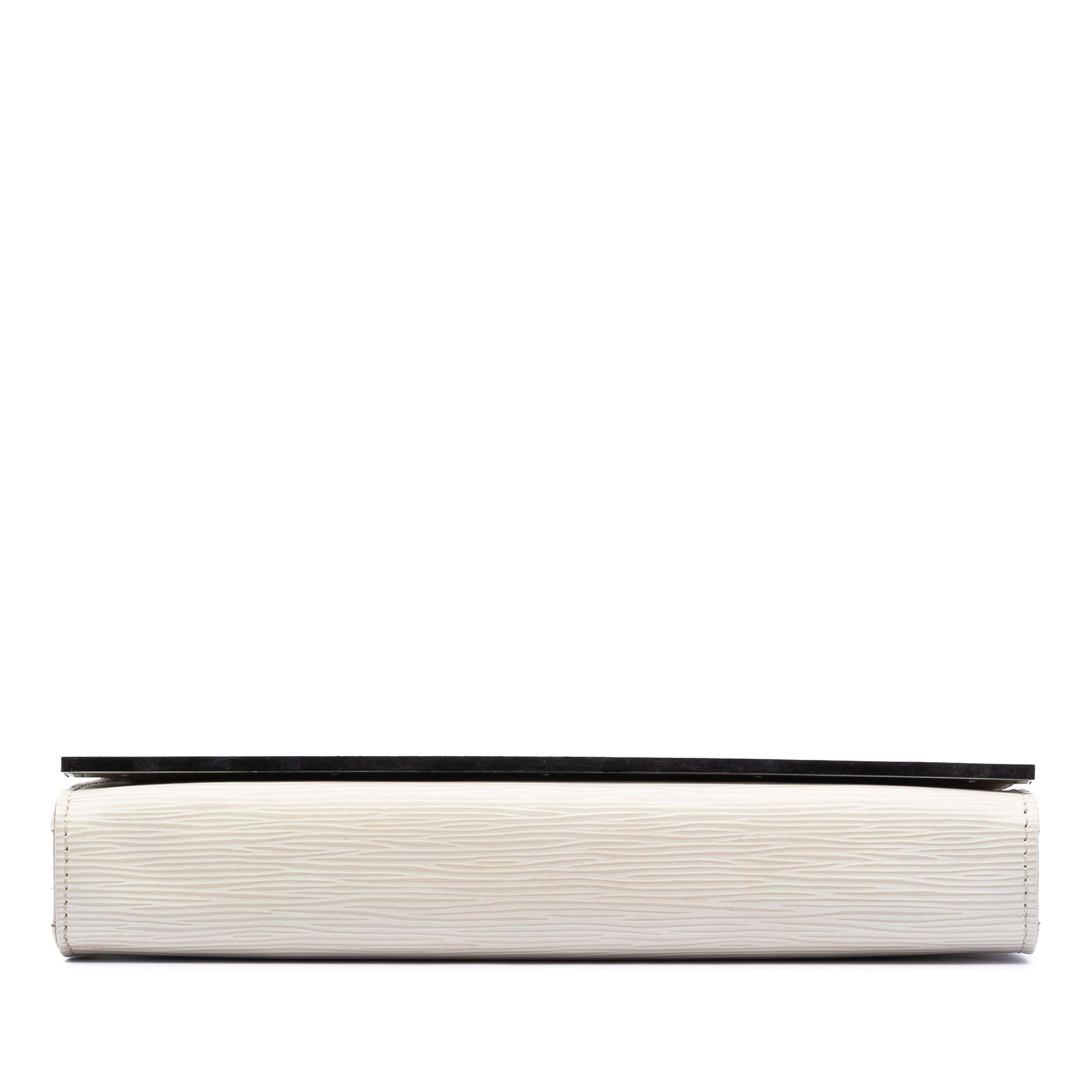 Louis Vuitton Epi Sevigne Clutch, från Luxclusif, i färgen light beige. Klicka för att öppna bilden i stort format