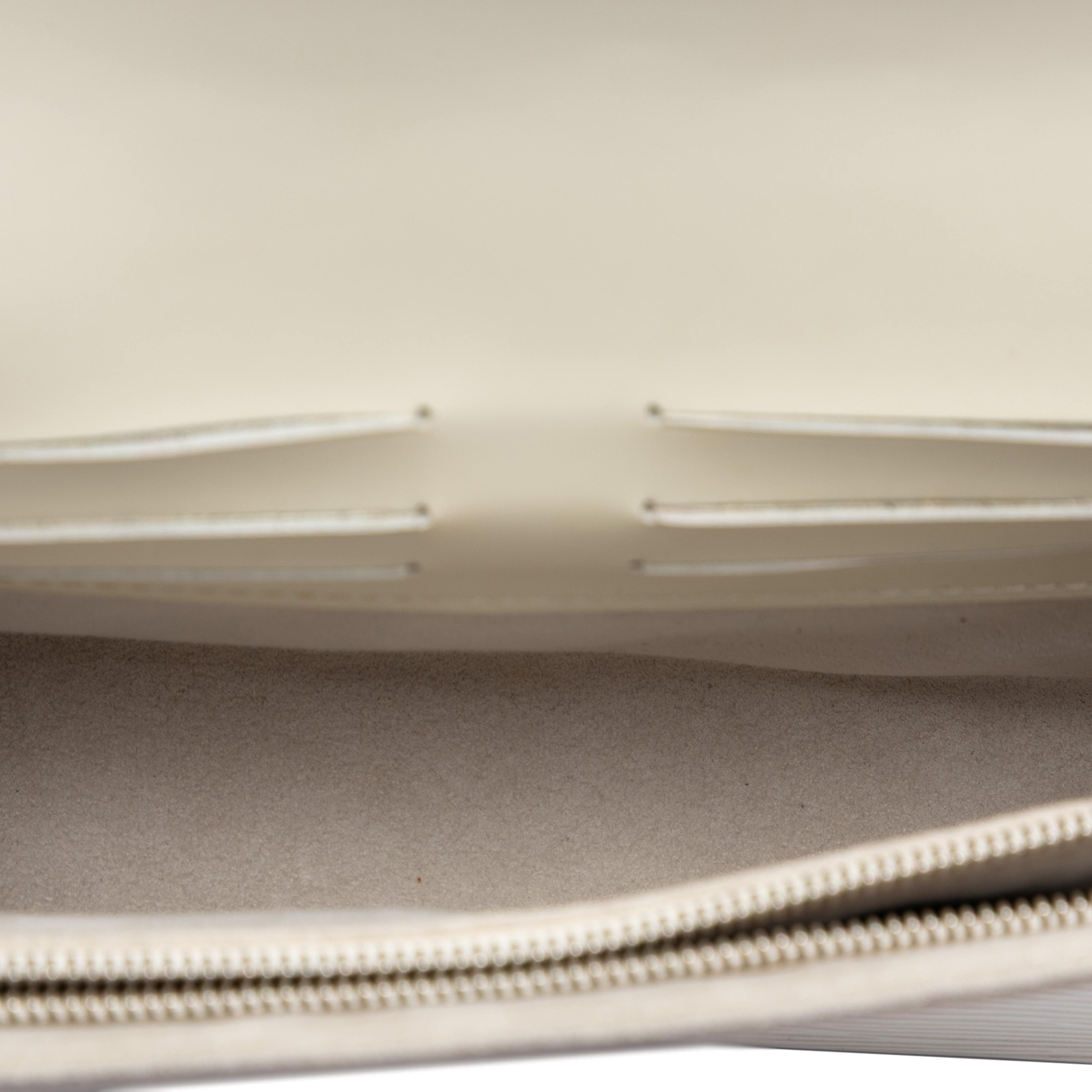 Louis Vuitton Epi Sevigne Clutch, från Luxclusif, i färgen light beige. Klicka för att öppna bilden i stort format