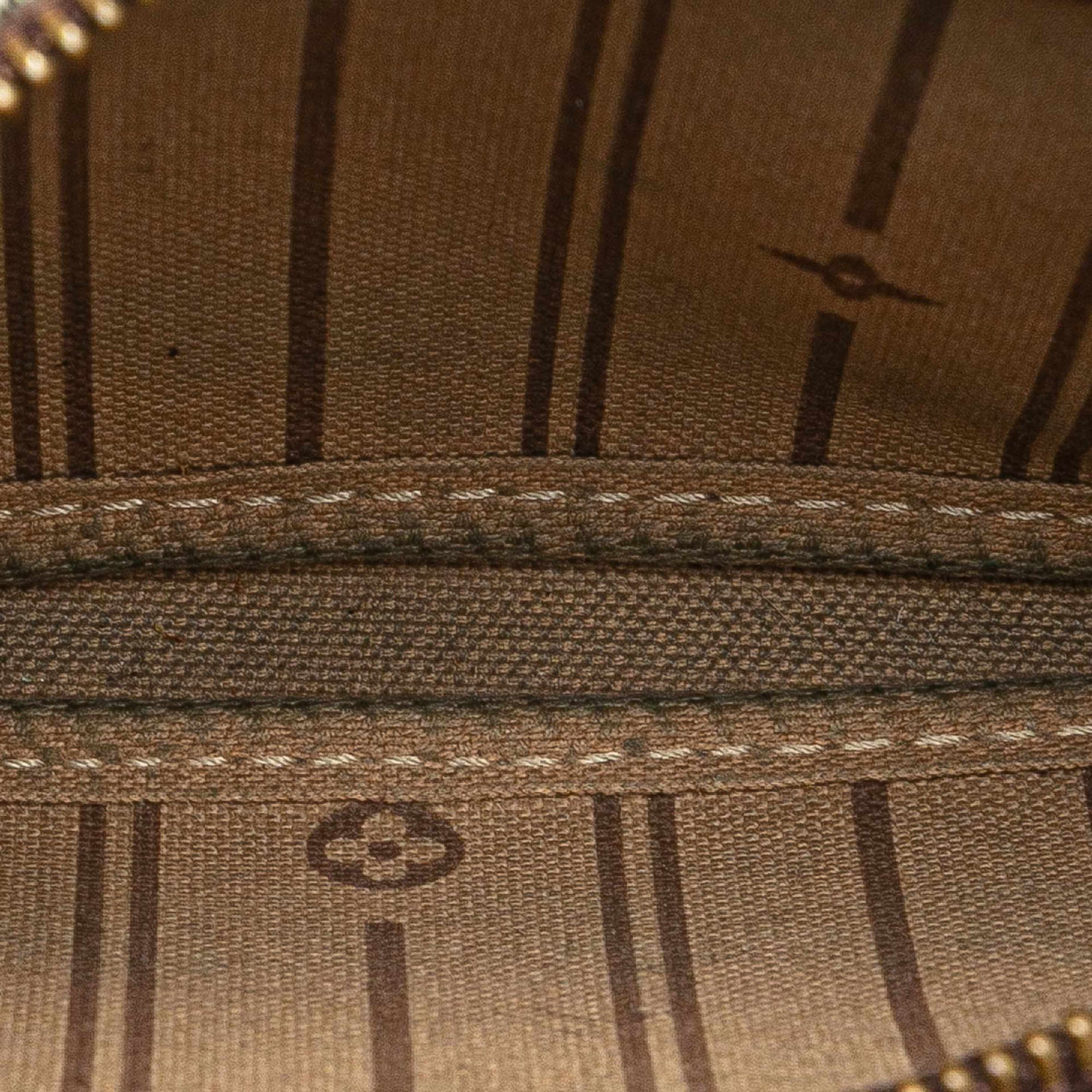 Louis Vuitton Monogram Patch Mini Pochette Accessoires, från Luxclusif, i färgen brown. Klicka för att öppna bilden i stort format