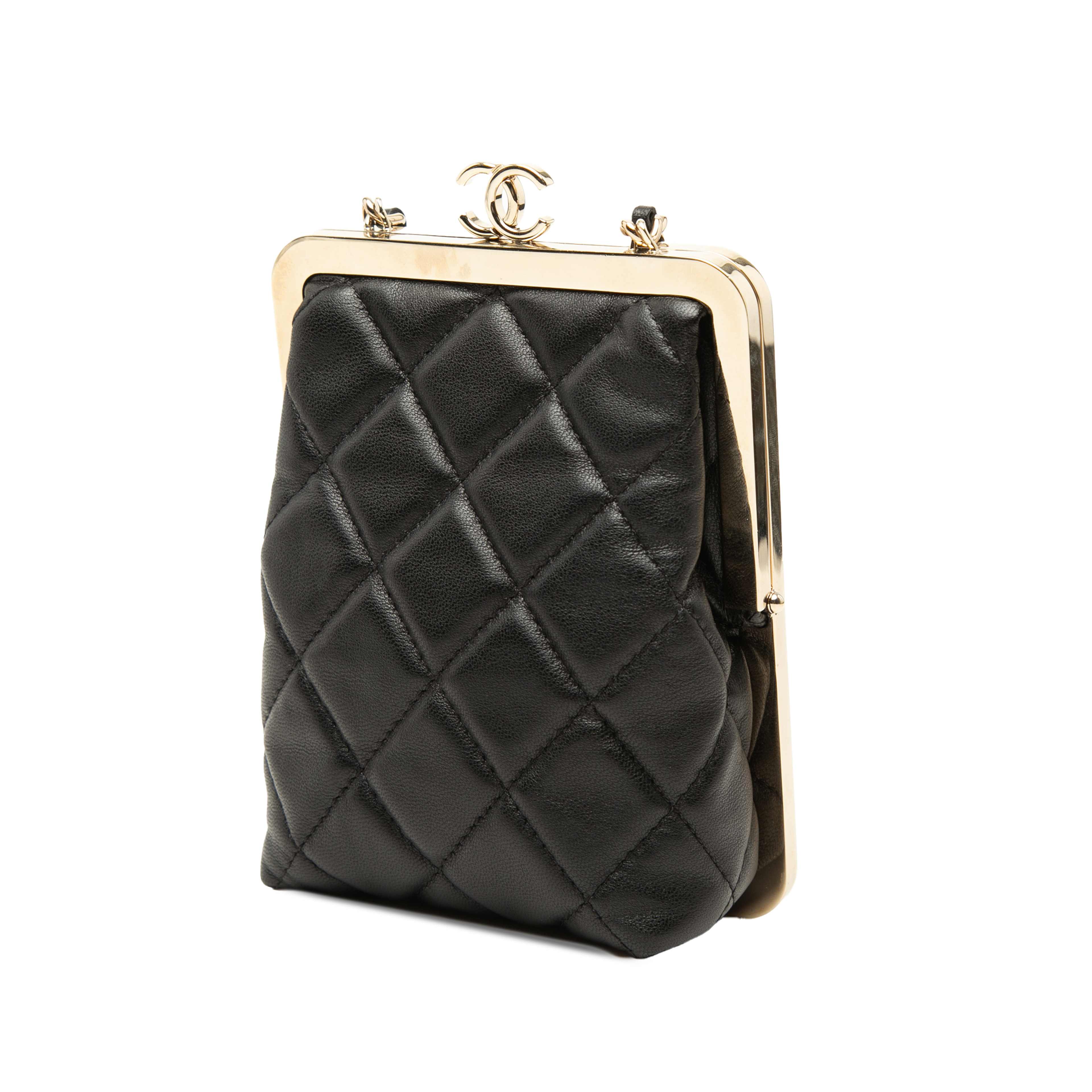 Chanel Cc Quilted Acrylic And Lambskin Evening Clutch With Chain, från Luxclusif, i färgen svart. Klicka för att öppna bilden i stort format