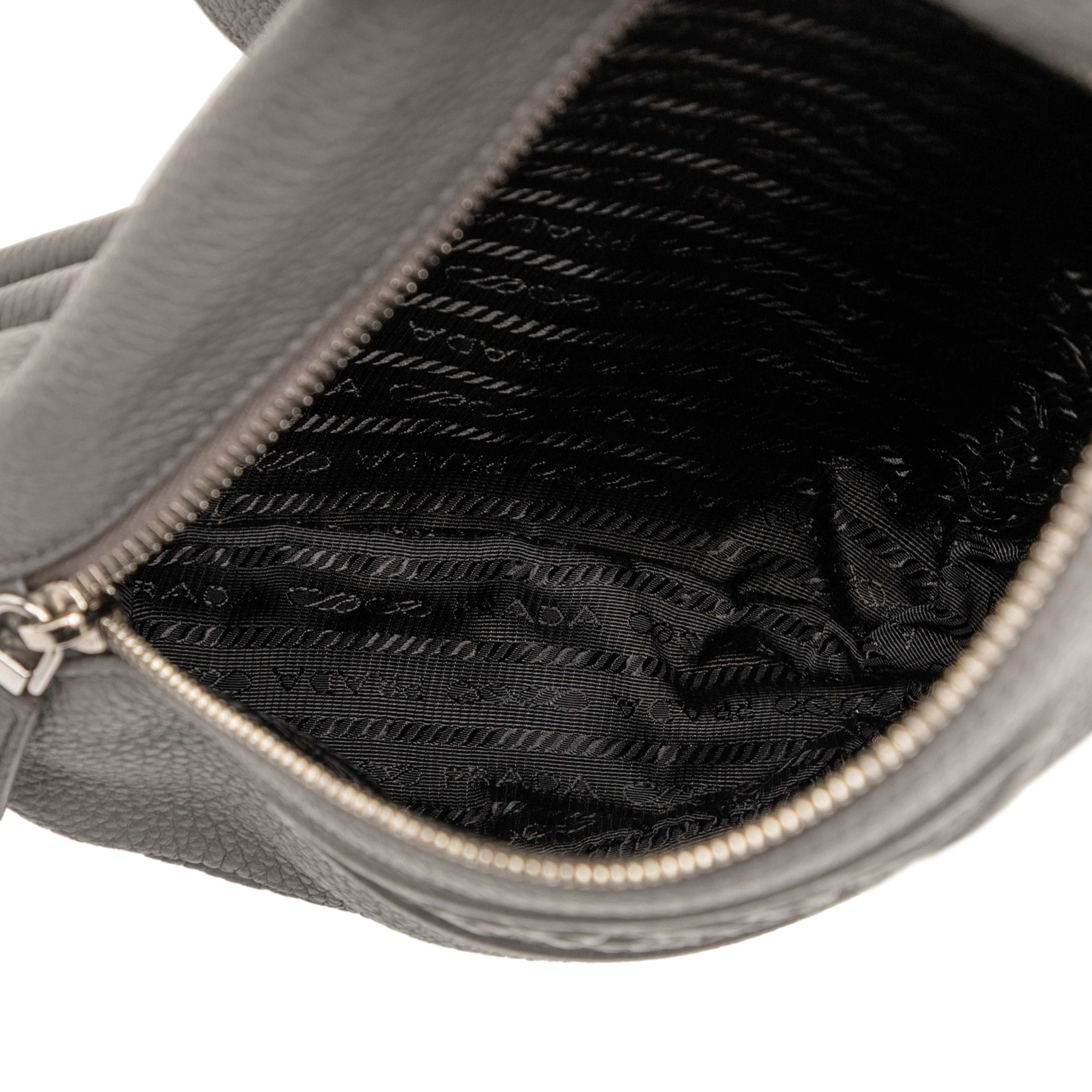 Prada Vitello Daino Logo Embossed Sling Bag, från Luxclusif, i färgen pomice. Klicka för att öppna bilden i stort format