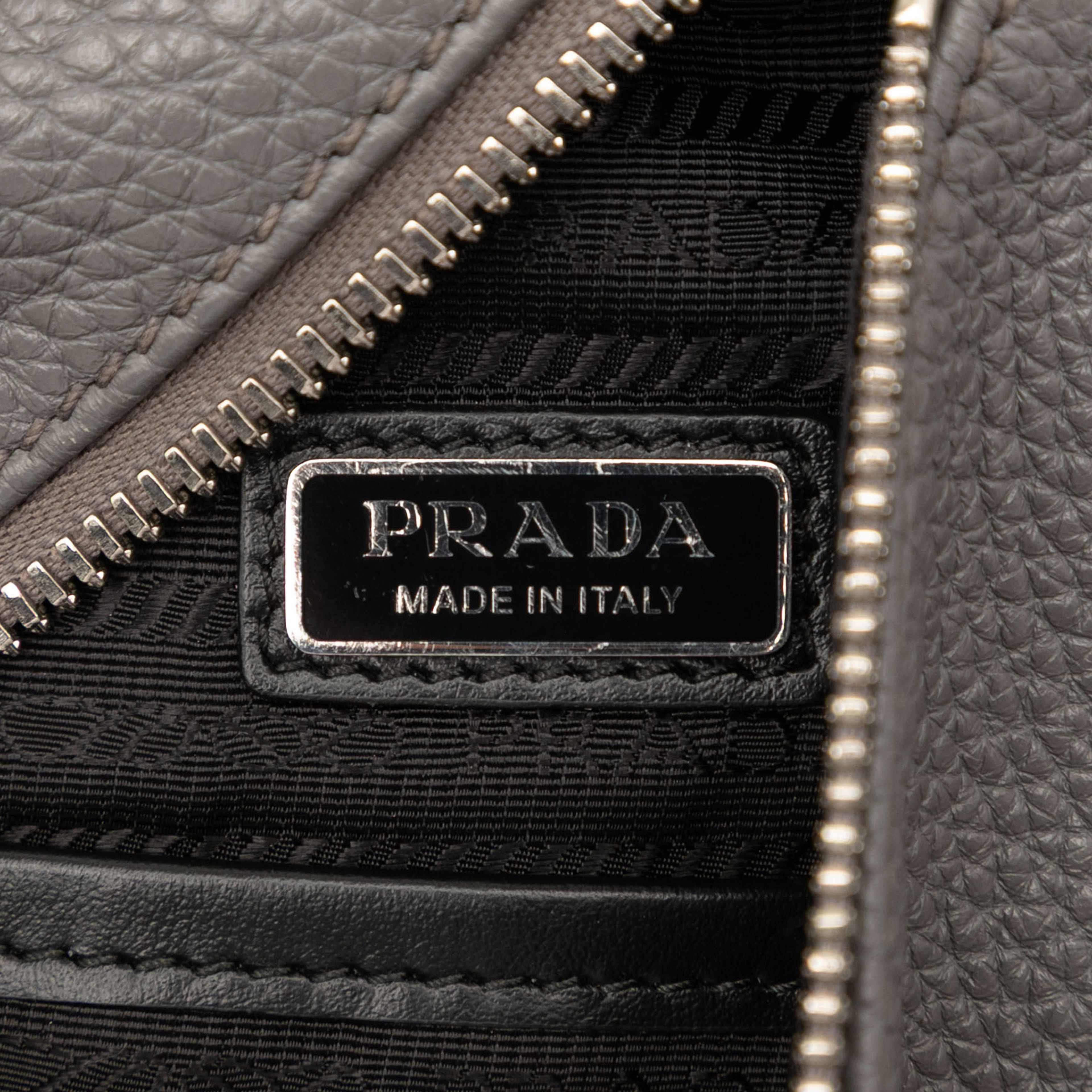 Prada Vitello Daino Logo Embossed Sling Bag, från Luxclusif, i färgen pomice. Klicka för att öppna bilden i stort format