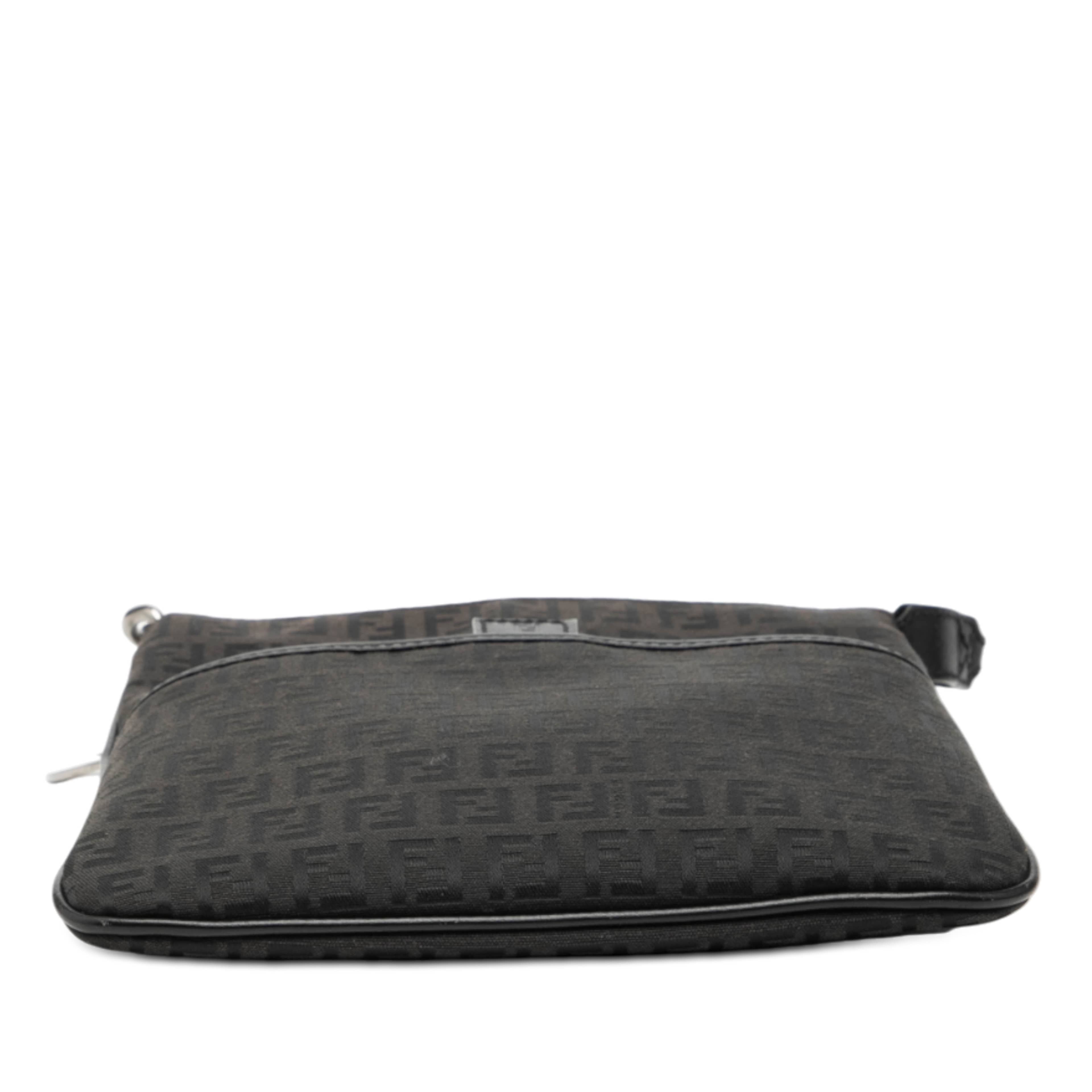 Fendi Zucchino Canvas Crossbody, från Luxclusif, i färgen svart. Klicka för att öppna bilden i stort format