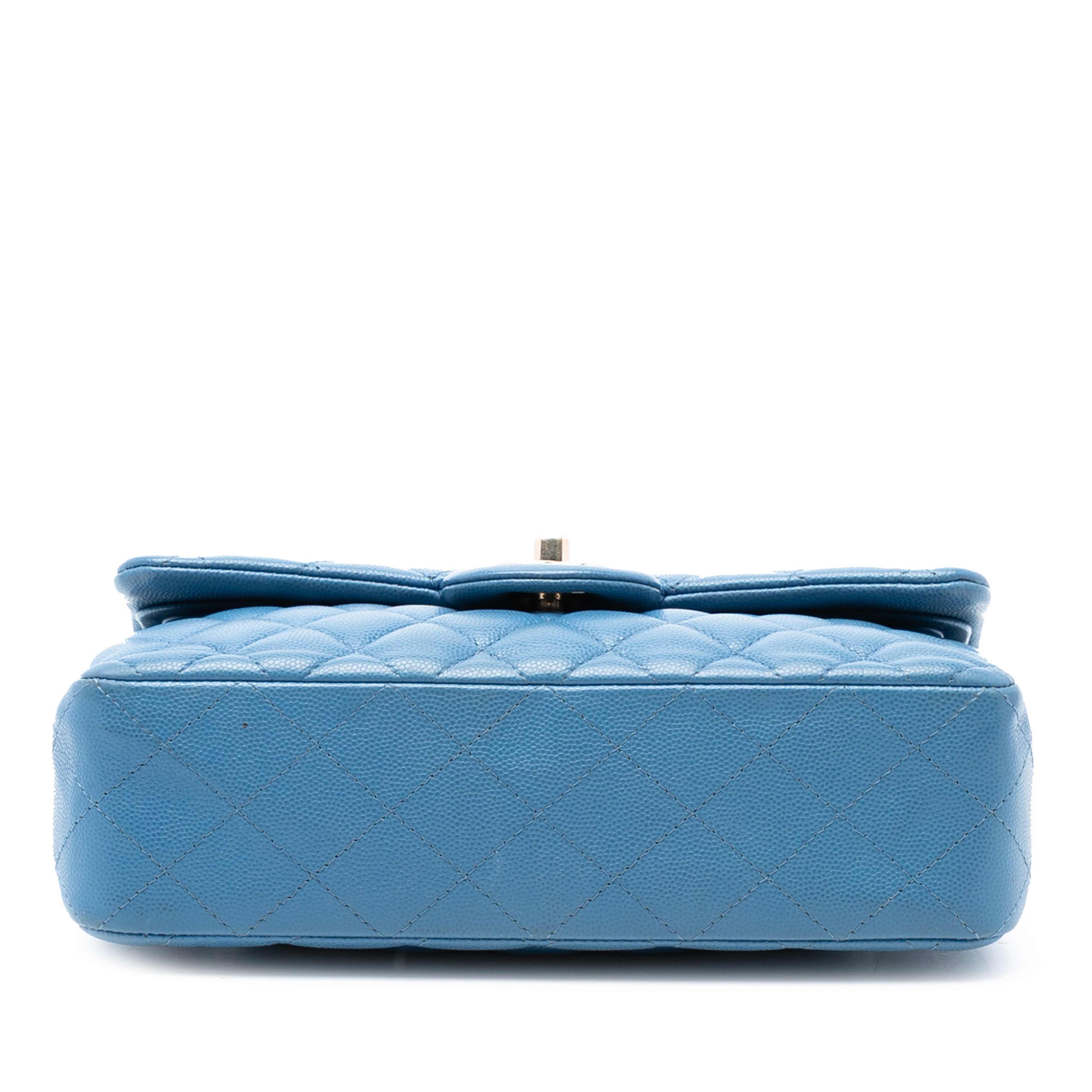 Chanel Small Classic Caviar Double Flap, från Luxclusif, i färgen blue. Klicka för att öppna bilden i stort format