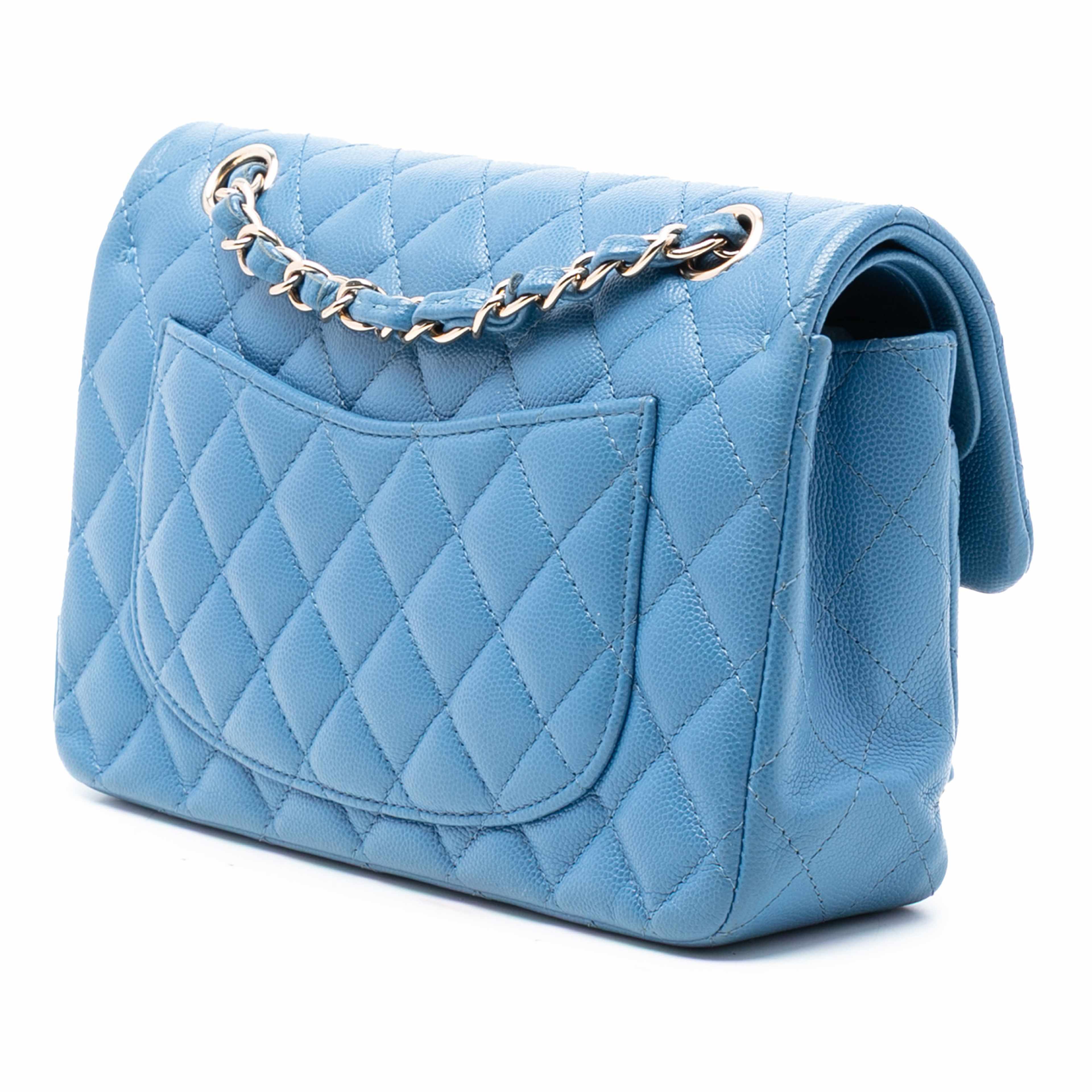 Chanel Small Classic Caviar Double Flap, från Luxclusif, i färgen blue. Klicka för att öppna bilden i stort format