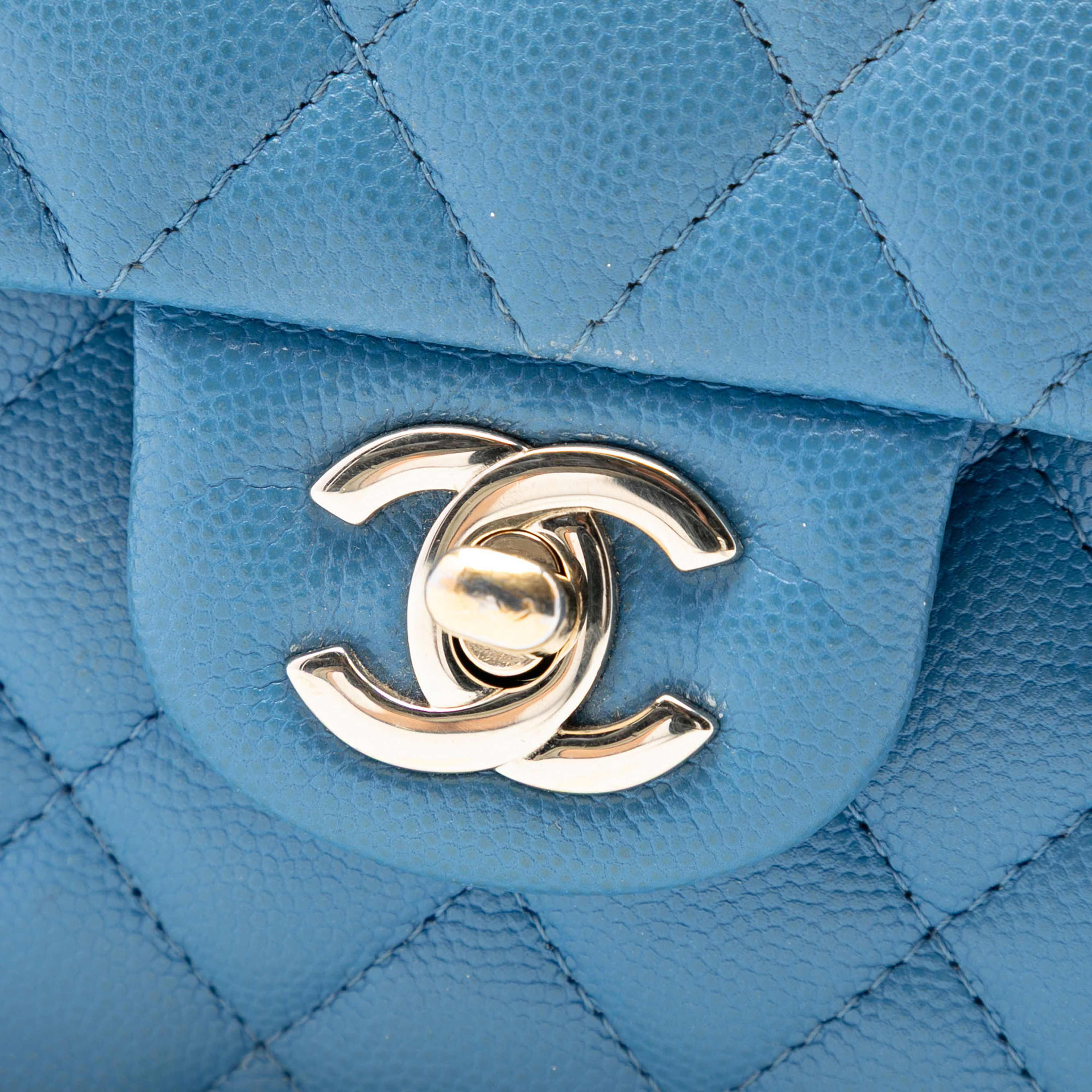 Chanel Small Classic Caviar Double Flap, från Luxclusif, i färgen blue. Klicka för att öppna bilden i stort format