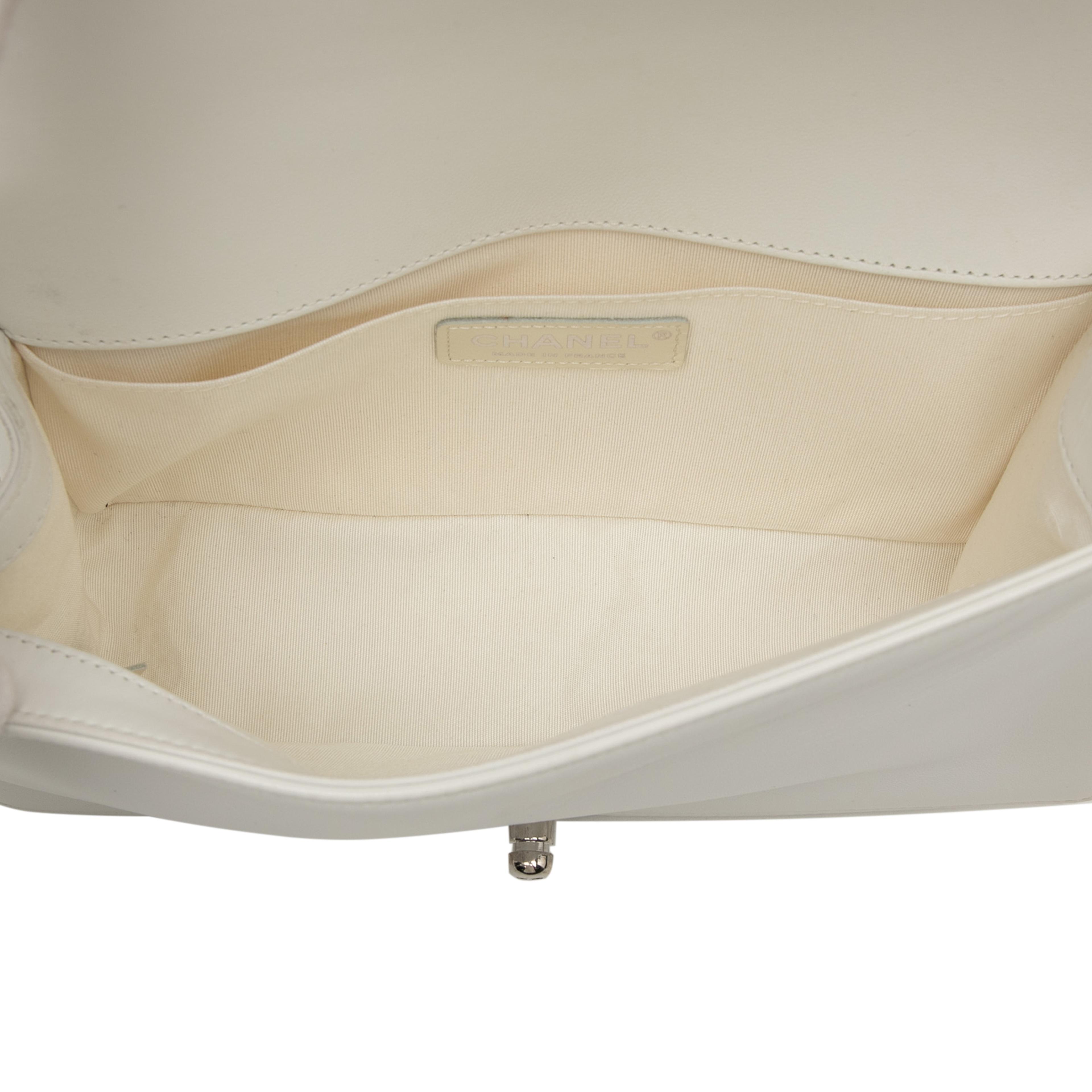 Chanel Old Medium Chevron Lambskin And Iridescent Pvc Boy Flap, från Luxclusif, i färgen ivory. Klicka för att öppna bilden i stort format